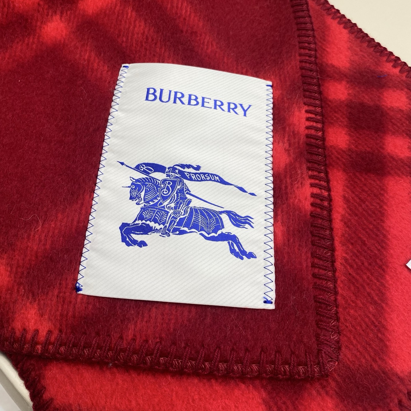 「高版斜纹标签」𝐁𝐁𝐫 格纹羊毛围巾182*30cm.100%羊毛羊毛围巾于精纺打造，装饰新季格纹。融入