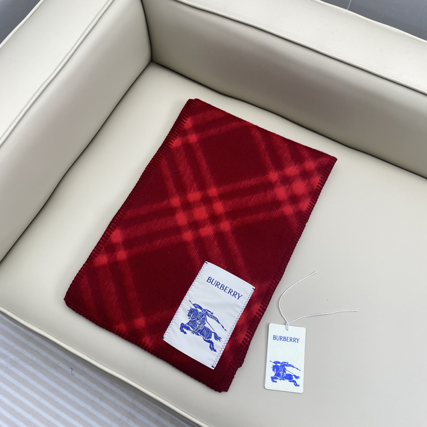 「高版斜纹标签」𝐁𝐁𝐫 格纹羊毛围巾182*30cm.100%羊毛羊毛围巾于精纺打造，装饰新季格纹。融入