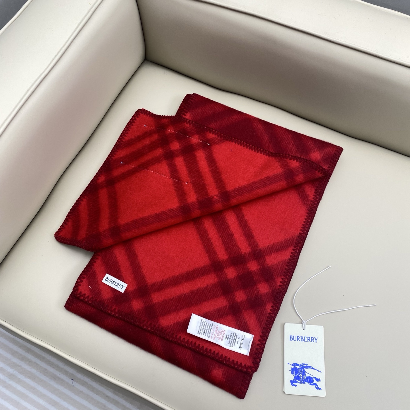 「高版斜纹标签」𝐁𝐁𝐫 格纹羊毛围巾182*30cm.100%羊毛羊毛围巾于精纺打造，装饰新季格纹。融入