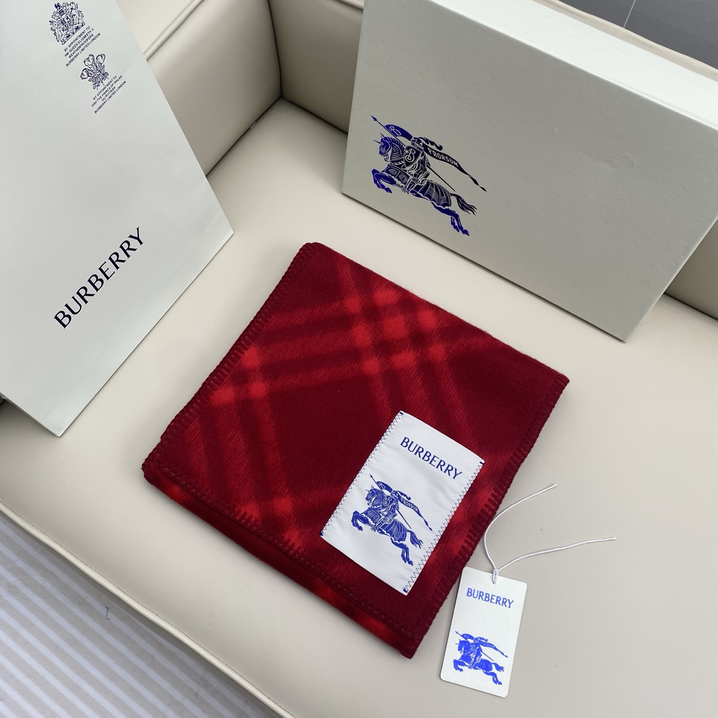 「高版斜纹标签」𝐁𝐁𝐫 格纹羊毛围巾182*30cm.100%羊毛羊毛围巾于精纺打造，装饰新季格纹。融入