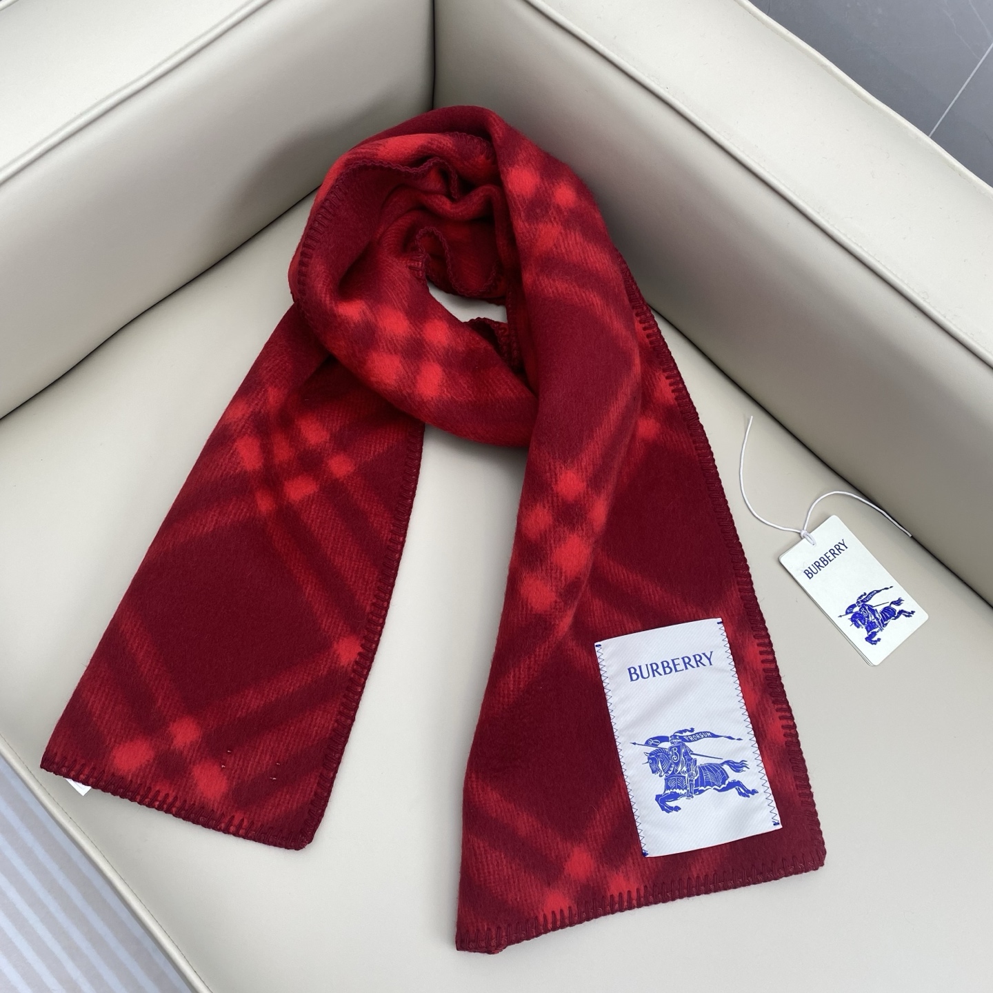 「高版斜纹标签」𝐁𝐁𝐫 格纹羊毛围巾182*30cm.100%羊毛羊毛围巾于精纺打造，装饰新季格纹。融入