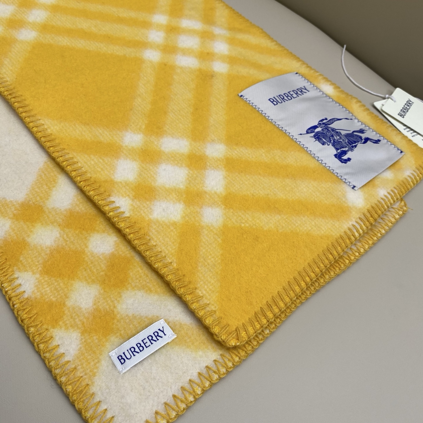 「高版斜纹标签」𝐁𝐁𝐫 格纹羊毛围巾182*30cm.100%羊毛羊毛围巾于精纺打造，装饰新季格纹。融入