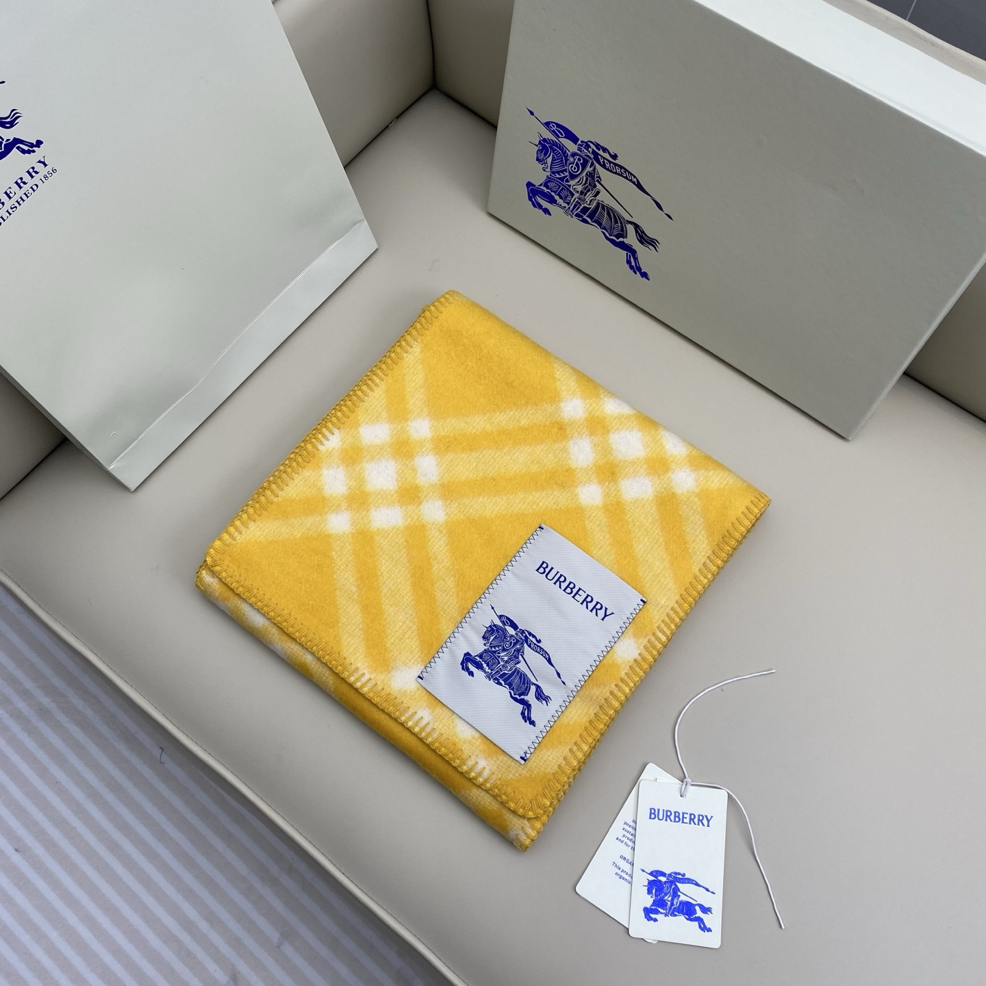 「高版斜纹标签」𝐁𝐁𝐫 格纹羊毛围巾182*30cm.100%羊毛羊毛围巾于精纺打造，装饰新季格纹。融入