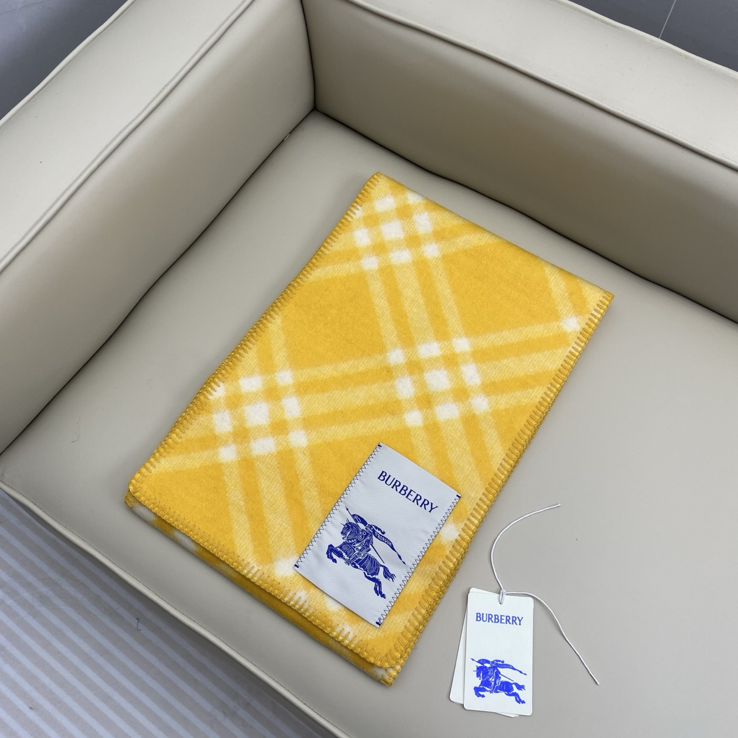 「高版斜纹标签」𝐁𝐁𝐫 格纹羊毛围巾182*30cm.100%羊毛羊毛围巾于精纺打造，装饰新季格纹。融入