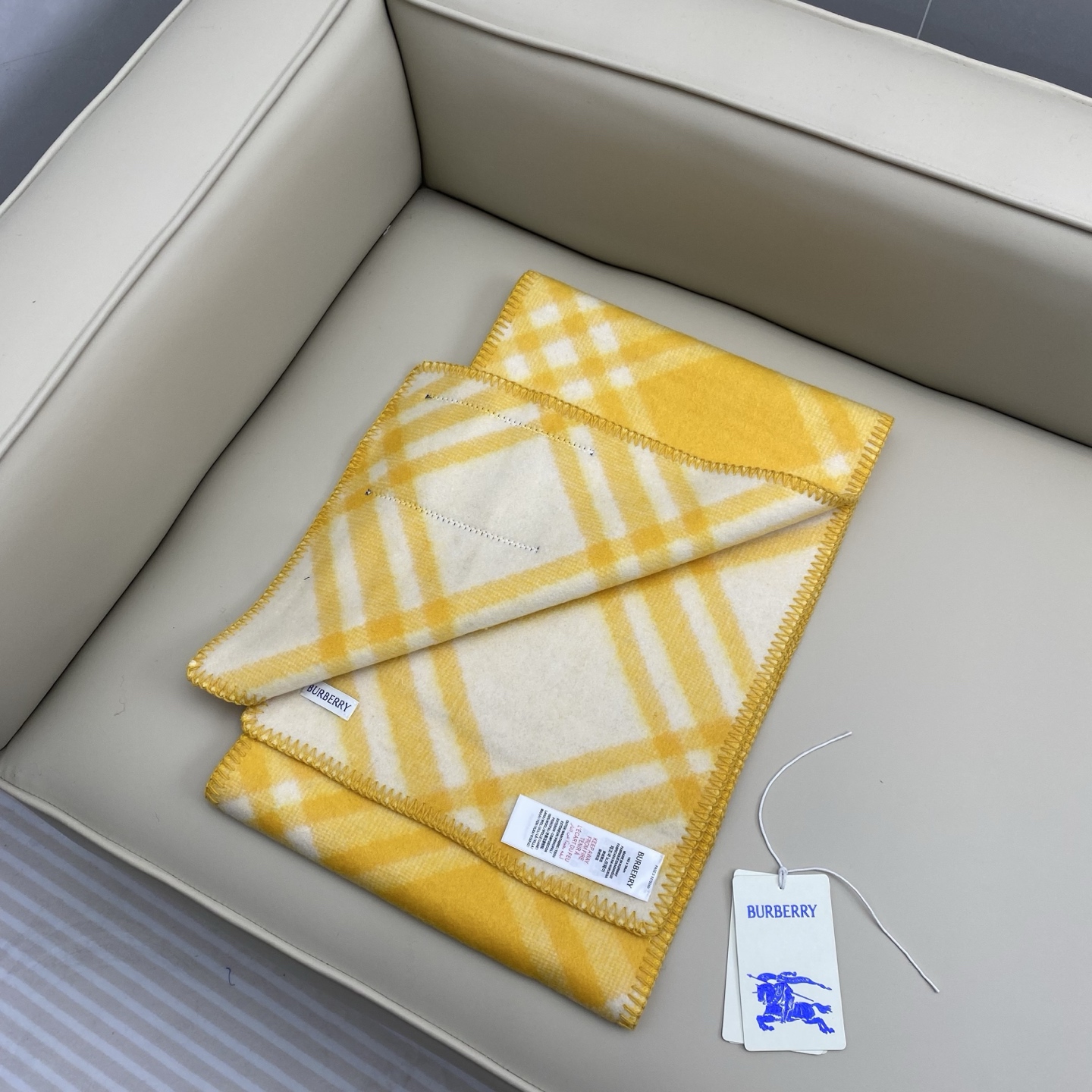 「高版斜纹标签」𝐁𝐁𝐫 格纹羊毛围巾182*30cm.100%羊毛羊毛围巾于精纺打造，装饰新季格纹。融入