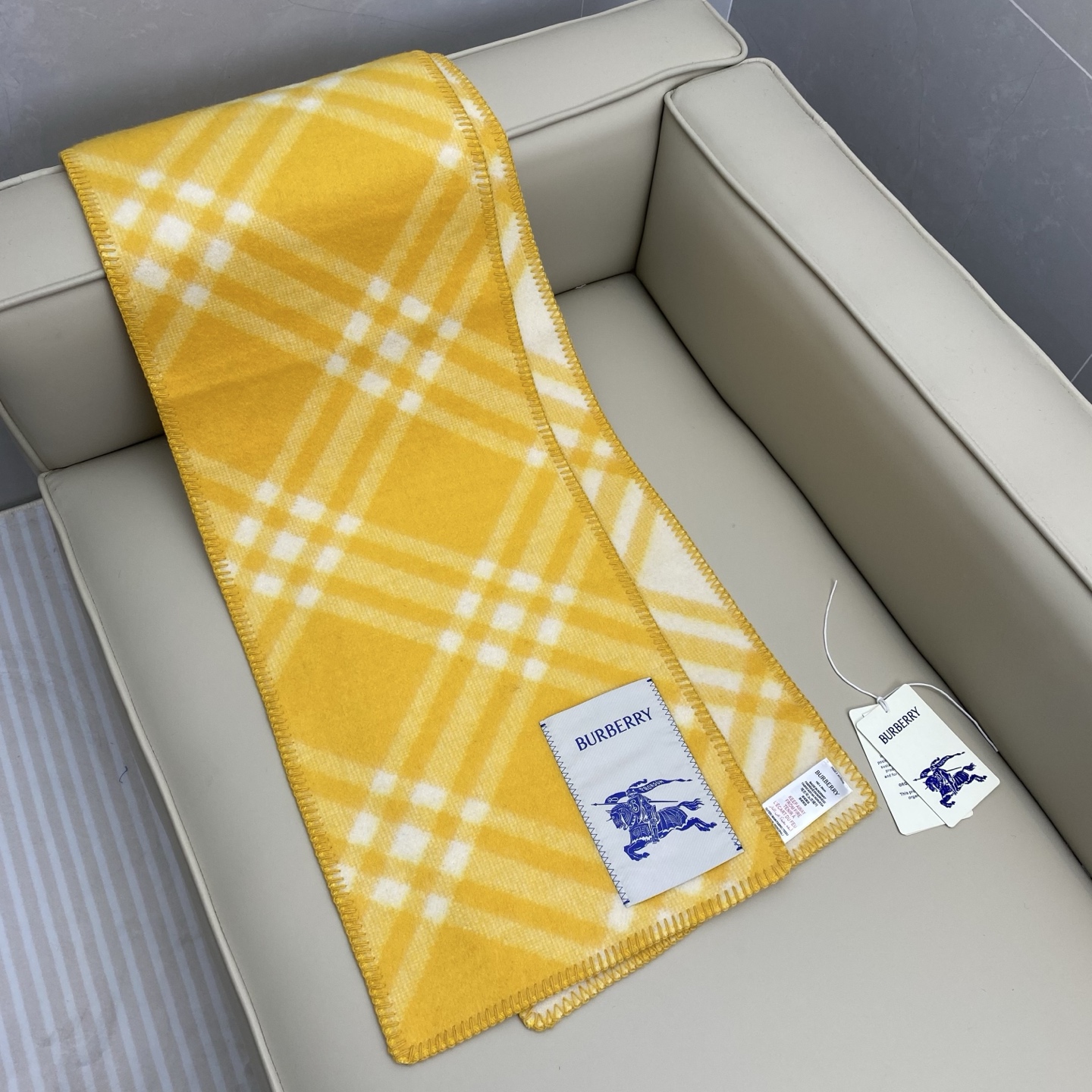 「高版斜纹标签」𝐁𝐁𝐫 格纹羊毛围巾182*30cm.100%羊毛羊毛围巾于精纺打造，装饰新季格纹。融入