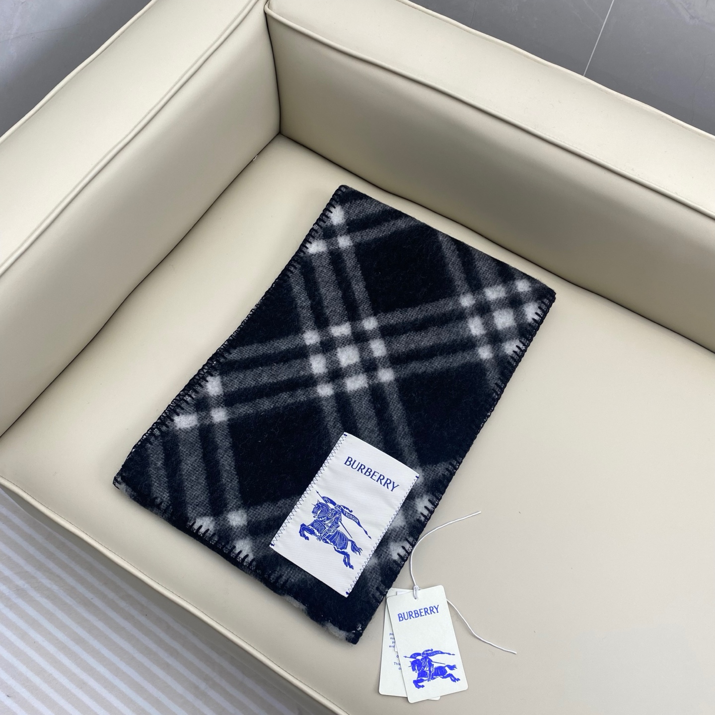 「高版斜纹标签」𝐁𝐁𝐫 格纹羊毛围巾182*30cm.100%羊毛羊毛围巾于精纺打造，装饰新季格纹。融入