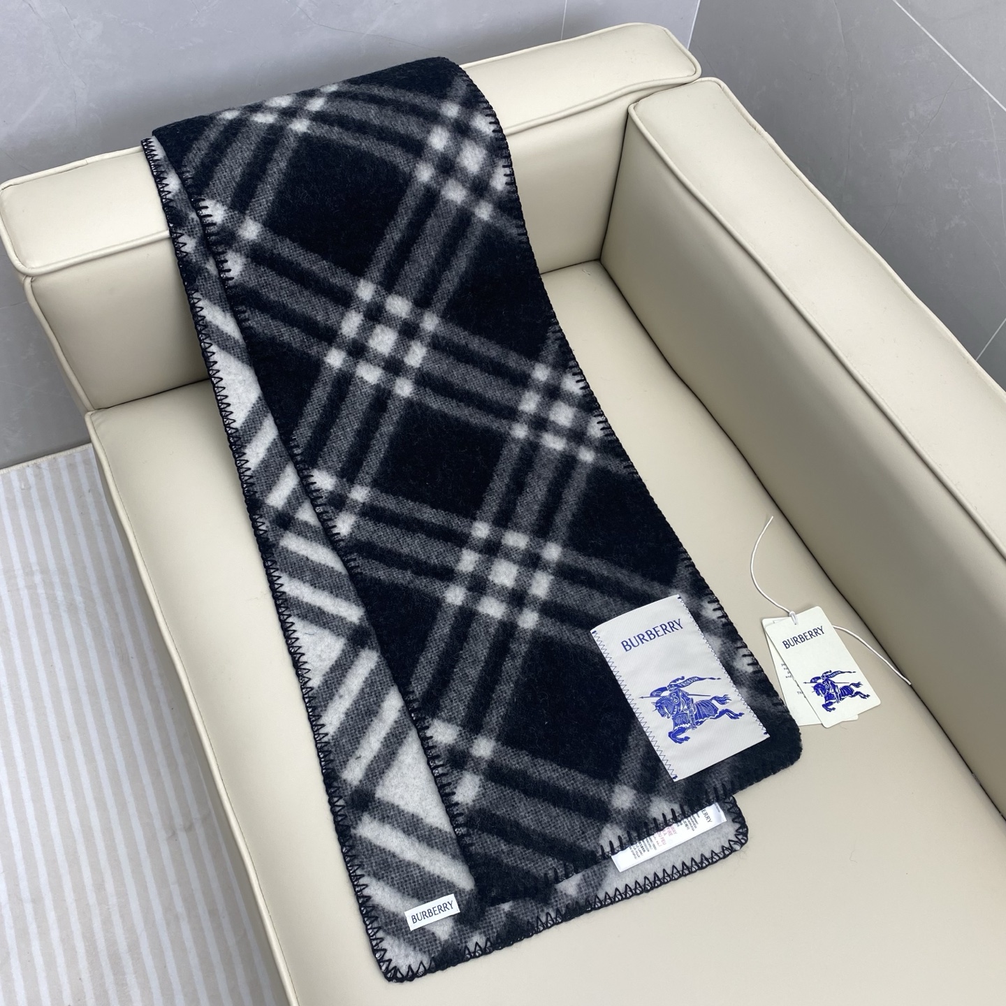 「高版斜纹标签」𝐁𝐁𝐫 格纹羊毛围巾182*30cm.100%羊毛羊毛围巾于精纺打造，装饰新季格纹。融入