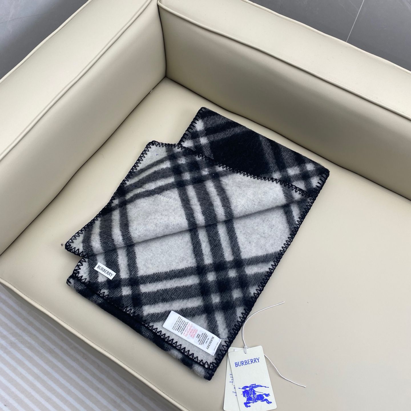 「高版斜纹标签」𝐁𝐁𝐫 格纹羊毛围巾182*30cm.100%羊毛羊毛围巾于精纺打造，装饰新季格纹。融入