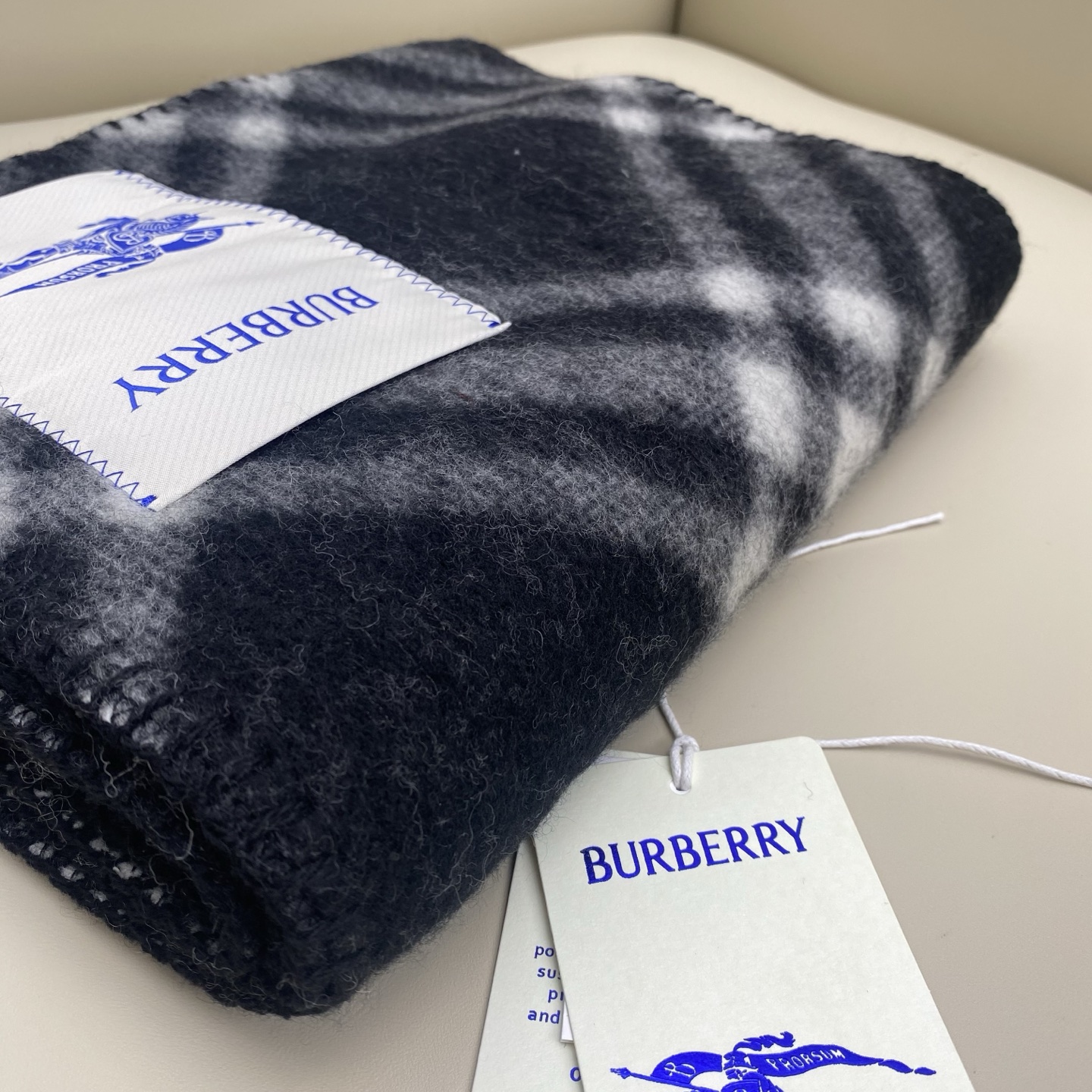 「高版斜纹标签」𝐁𝐁𝐫 格纹羊毛围巾182*30cm.100%羊毛羊毛围巾于精纺打造，装饰新季格纹。融入