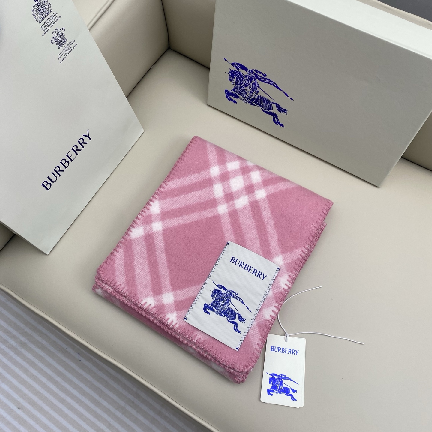 「高版斜纹标签」𝐁𝐁𝐫 格纹羊毛围巾182*30cm.100%羊毛羊毛围巾于精纺打造，装饰新季格纹。融入