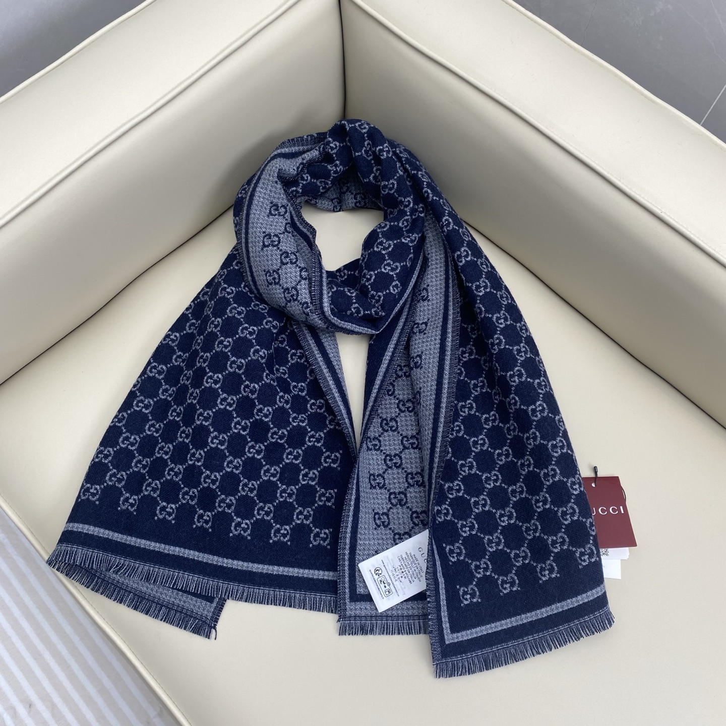 𝐆𝐆风格字母  180*47cm.100%羊毛   饰以经典的 GG 图案，该图案灵感源自最初的 Gucci 钻石菱格纹