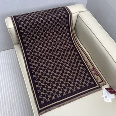 𝐆𝐆风格字母 180*47cm.100%羊毛 饰以经典的 GG 图案,该图案灵感源自最初的 Gucci 钻石菱格纹 𝐆𝐆风格字母 180*47cm.100%羊毛 饰以经典的 GG 图案,该图案灵感源自最初的 Gucci 钻石菱格纹