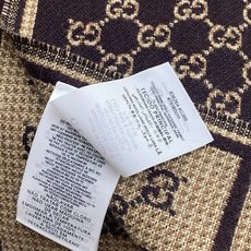 𝐆𝐆风格字母 180*47cm.100%羊毛 饰以经典的 GG 图案,该图案灵感源自最初的 Gucci 钻石菱格纹 𝐆𝐆风格字母 180*47cm.100%羊毛 饰以经典的 GG 图案,该图案灵感源自最初的 Gucci 钻石菱格纹