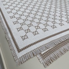 𝐆𝐆风格字母 180*47cm.100%羊毛 饰以经典的 GG 图案,该图案灵感源自最初的 Gucci 钻石菱格纹 𝐆𝐆风格字母 180*47cm.100%羊毛 饰以经典的 GG 图案,该图案灵感源自最初的 Gucci 钻石菱格纹