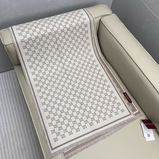 𝐆𝐆风格字母 180*47cm.100%羊毛 饰以经典的 GG 图案,该图案灵感源自最初的 Gucci 钻石菱格纹 𝐆𝐆风格字母 180*47cm.100%羊毛 饰以经典的 GG 图案,该图案灵感源自最初的 Gucci 钻石菱格纹