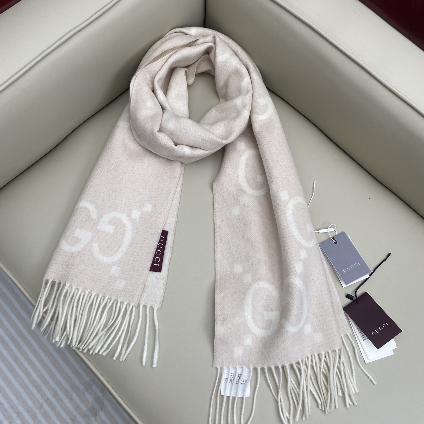𝐆𝐆 双面提花披肩围巾200*45cm.100%山羊绒这款柔软山羊绒提花围巾采用金丝线混合羊绒纱线，穿插