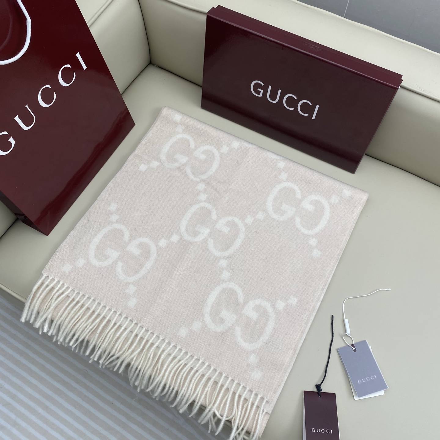 𝐆𝐆 双面提花披肩围巾200*45cm.100%山羊绒这款柔软山羊绒提花围巾采用金丝线混合羊绒纱线，穿插