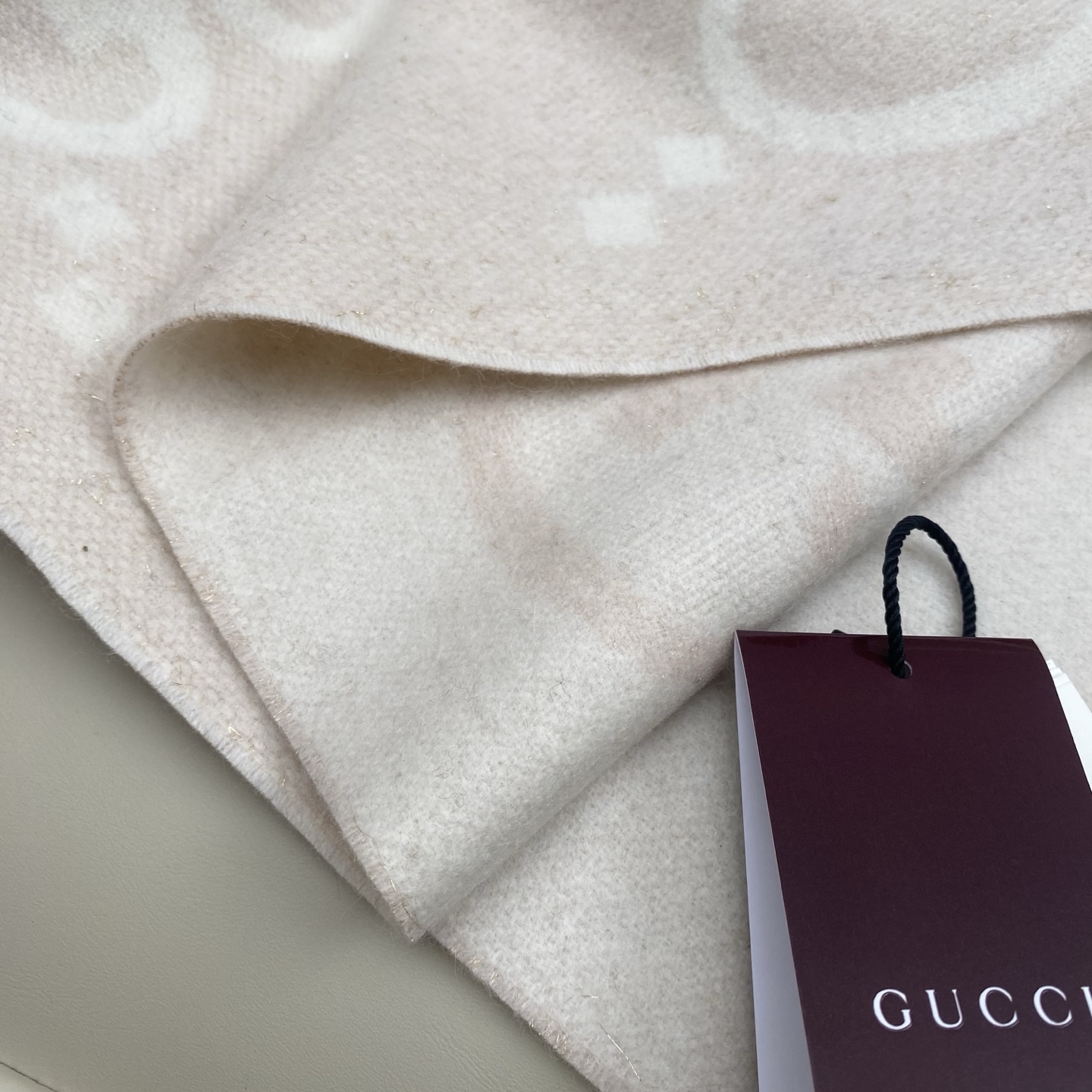 𝐆𝐆 双面提花披肩围巾200*45cm.100%山羊绒这款柔软山羊绒提花围巾采用金丝线混合羊绒纱线，穿插