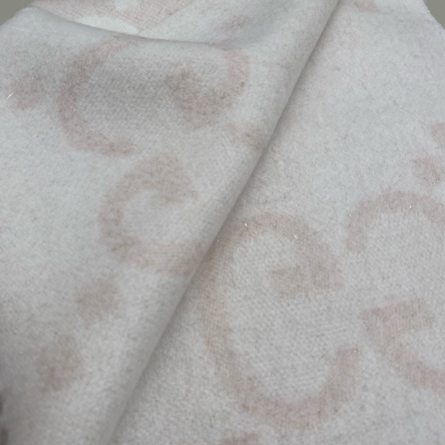 𝐆𝐆 双面提花披肩围巾200*45cm.100%山羊绒这款柔软山羊绒提花围巾采用金丝线混合羊绒纱线，穿插