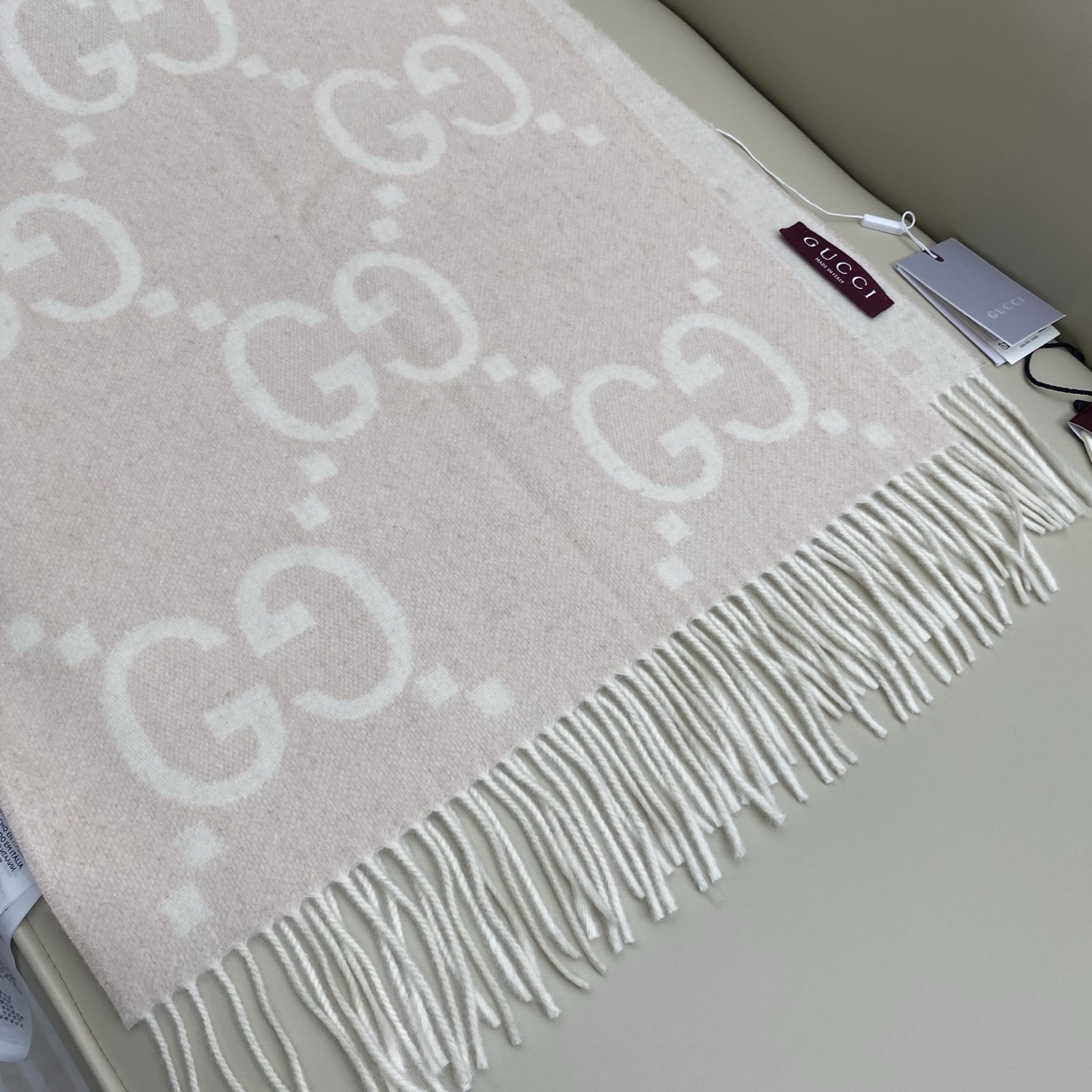 𝐆𝐆 双面提花披肩围巾200*45cm.100%山羊绒这款柔软山羊绒提花围巾采用金丝线混合羊绒纱线，穿插