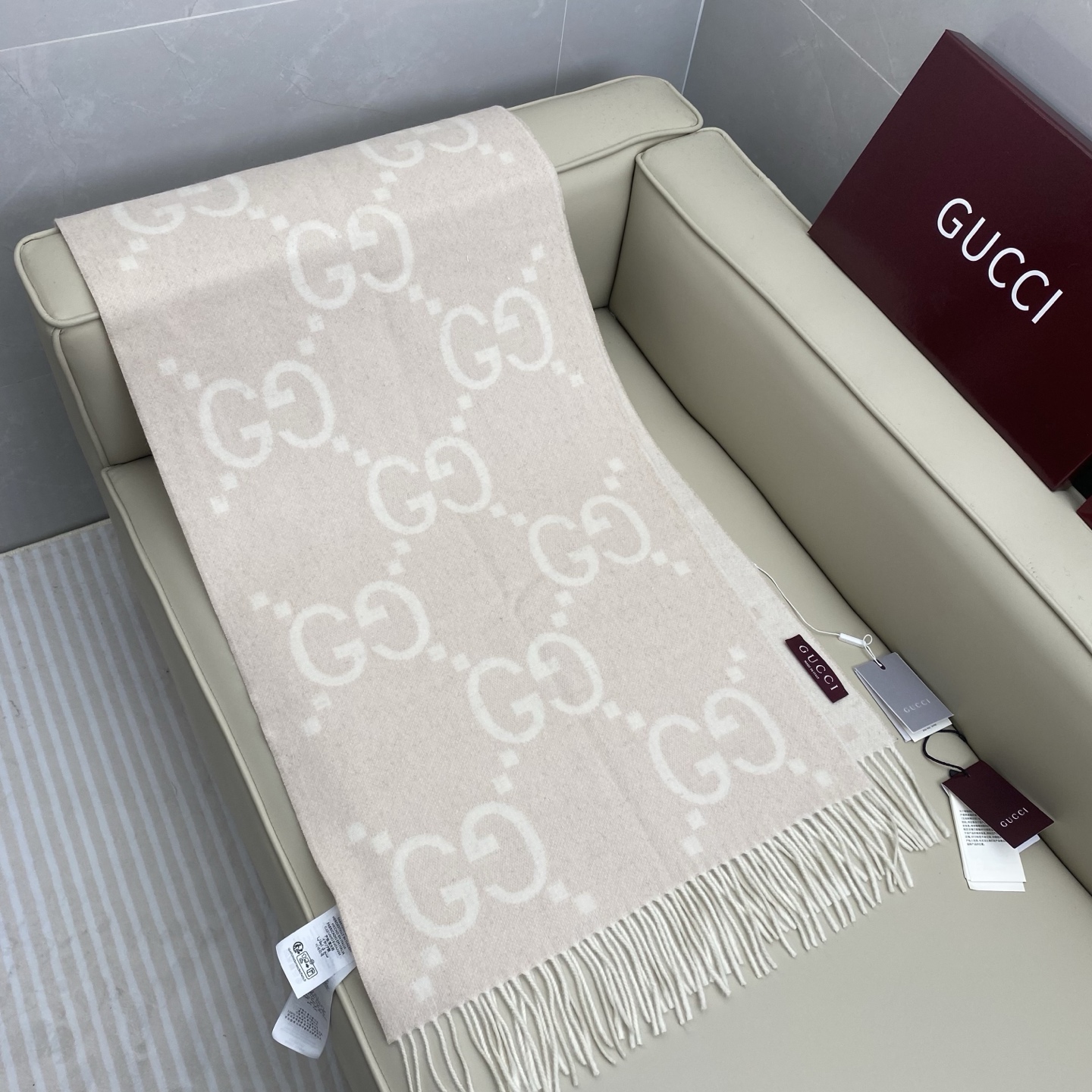 𝐆𝐆 双面提花披肩围巾200*45cm.100%山羊绒这款柔软山羊绒提花围巾采用金丝线混合羊绒纱线，穿插