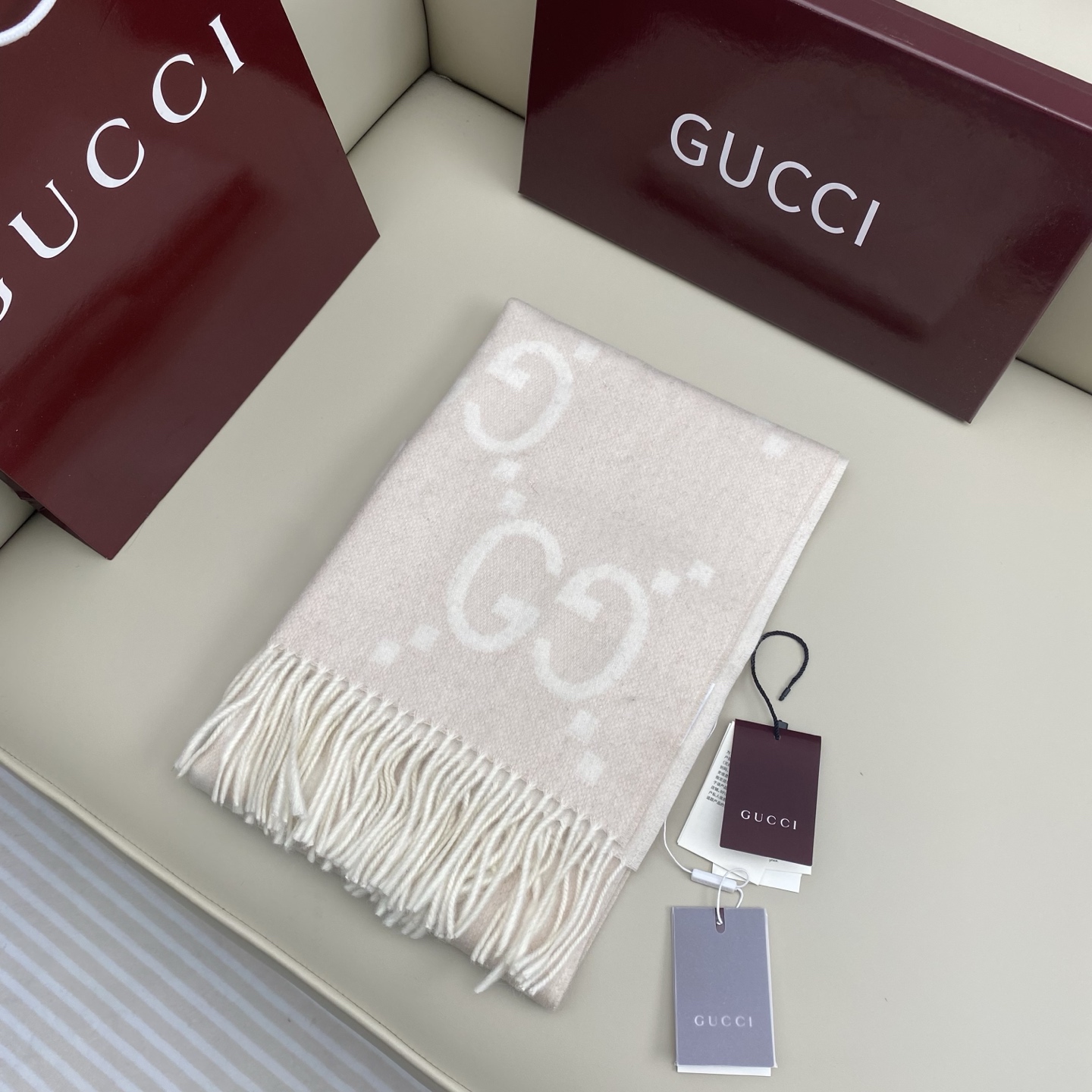 𝐆𝐆 双面提花披肩围巾200*45cm.100%山羊绒这款柔软山羊绒提花围巾采用金丝线混合羊绒纱线，穿插