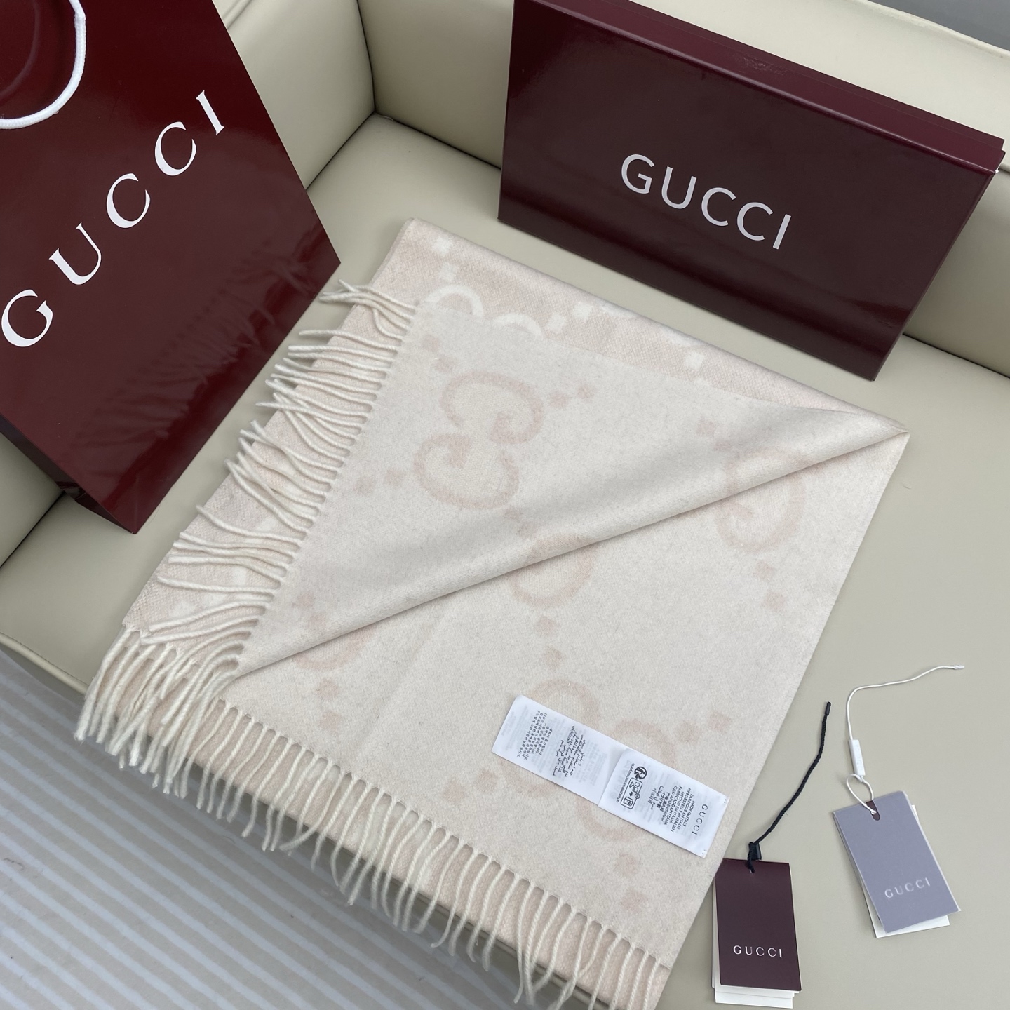 𝐆𝐆 双面提花披肩围巾200*45cm.100%山羊绒这款柔软山羊绒提花围巾采用金丝线混合羊绒纱线，穿插