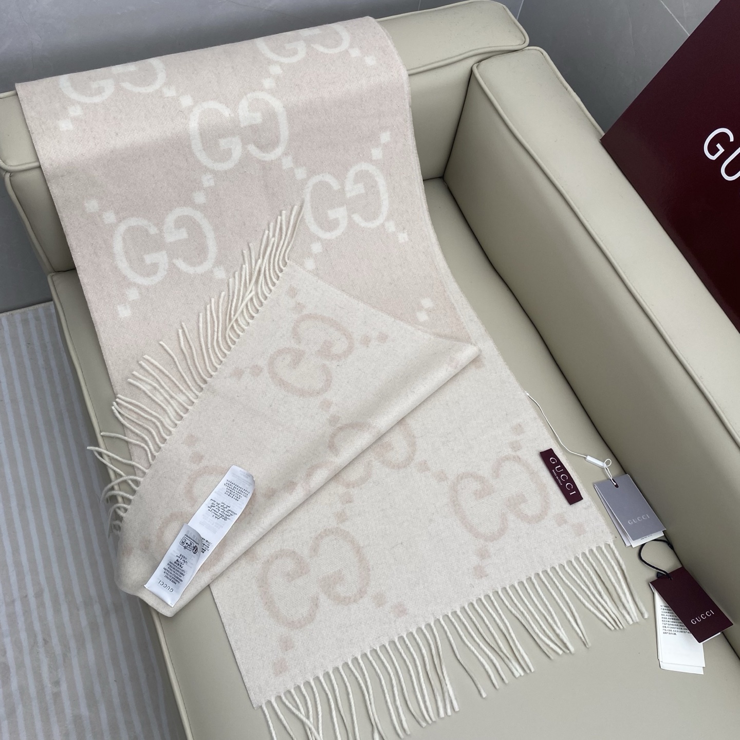 𝐆𝐆 双面提花披肩围巾200*45cm.100%山羊绒这款柔软山羊绒提花围巾采用金丝线混合羊绒纱线，穿插