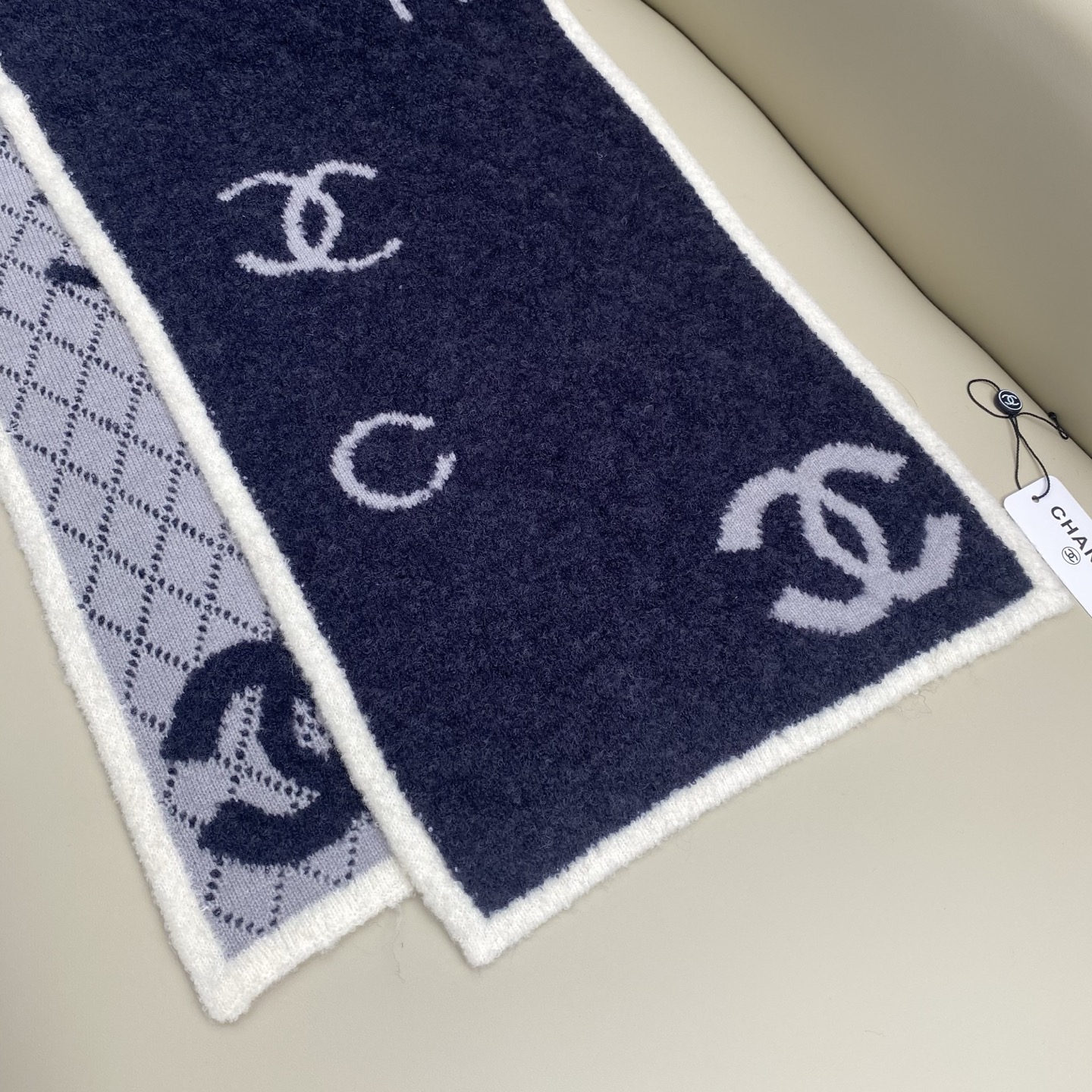 𝑪𝒉香香 CC标志围巾180*30cn.它精选优质羊绒羊毛与真丝混纺材质，既确保了极致柔软与亲肤触感，又