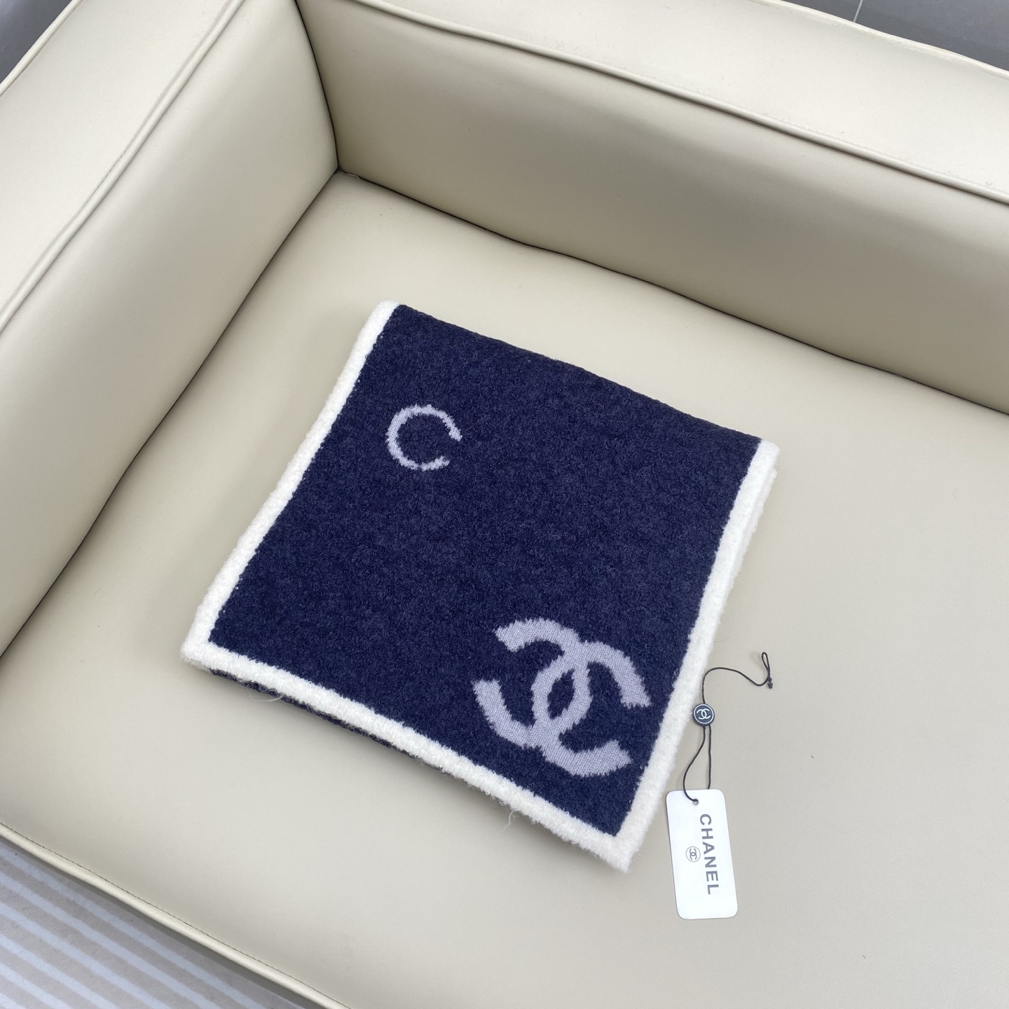 𝑪𝒉香香 CC标志围巾180*30cn.它精选优质羊绒羊毛与真丝混纺材质，既确保了极致柔软与亲肤触感，又