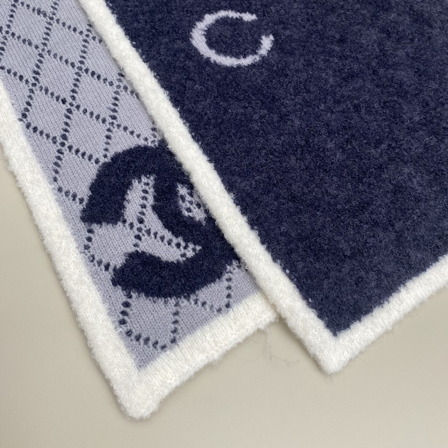 𝑪𝒉香香 CC标志围巾180*30cn.它精选优质羊绒羊毛与真丝混纺材质，既确保了极致柔软与亲肤触感，又