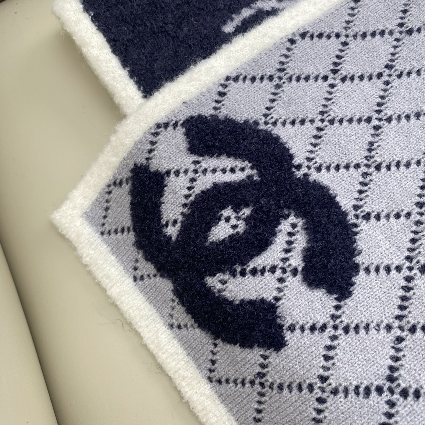 𝑪𝒉香香 CC标志围巾180*30cn.它精选优质羊绒羊毛与真丝混纺材质，既确保了极致柔软与亲肤触感，又