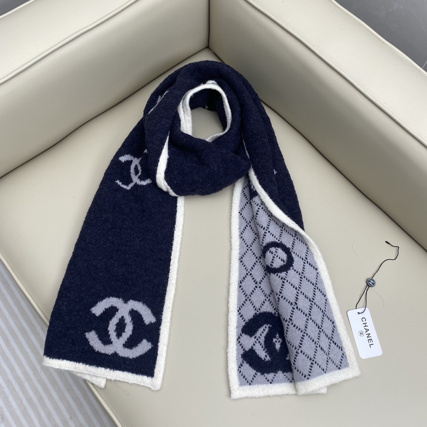 𝑪𝒉香香 CC标志围巾180*30cn.它精选优质羊绒羊毛与真丝混纺材质，既确保了极致柔软与亲肤触感，又