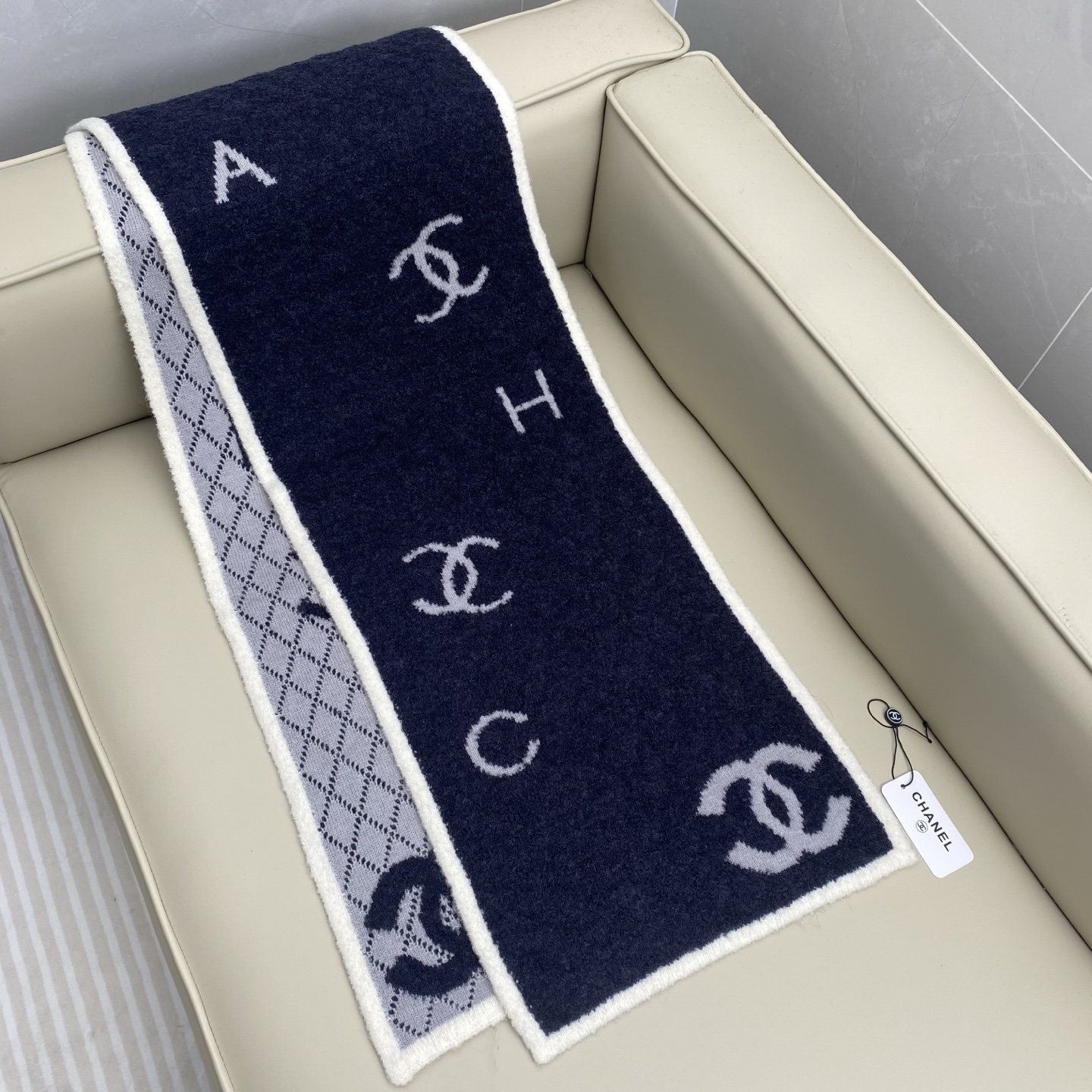 𝑪𝒉香香 CC标志围巾180*30cn.它精选优质羊绒羊毛与真丝混纺材质，既确保了极致柔软与亲肤触感，又