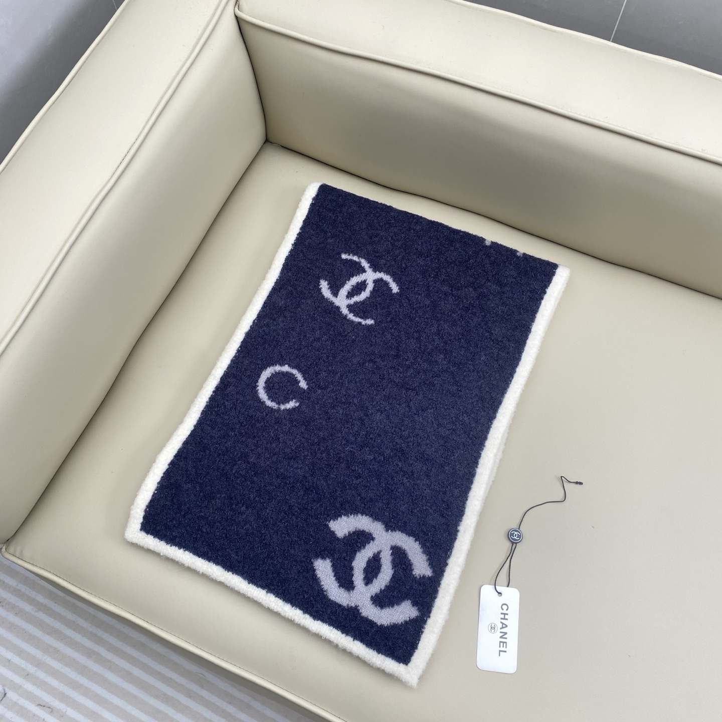 𝑪𝒉香香 CC标志围巾180*30cn.它精选优质羊绒羊毛与真丝混纺材质，既确保了极致柔软与亲肤触感，又