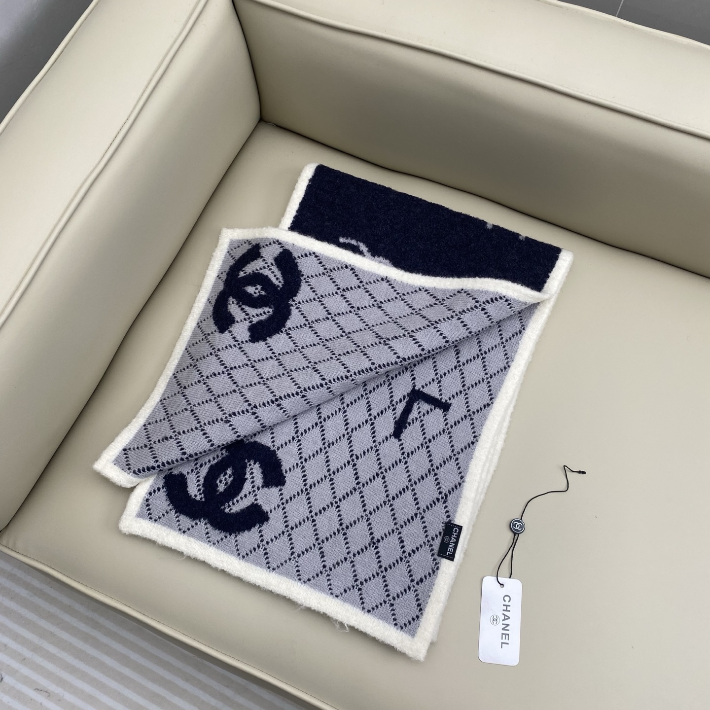 𝑪𝒉香香 CC标志围巾180*30cn.它精选优质羊绒羊毛与真丝混纺材质，既确保了极致柔软与亲肤触感，又