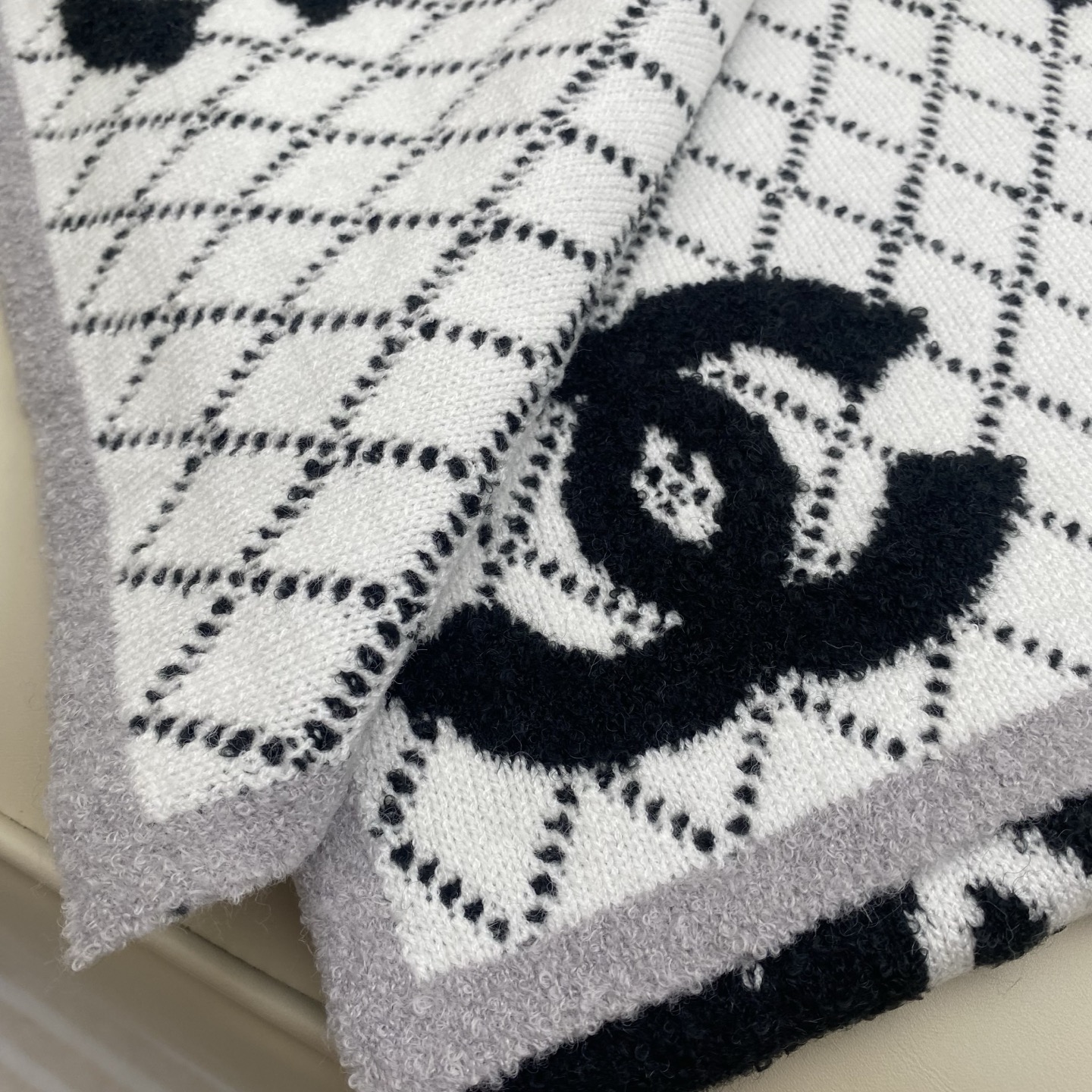 𝑪𝒉香香 CC标志围巾180*30cn.它精选优质羊绒羊毛与真丝混纺材质，既确保了极致柔软与亲肤触感，又