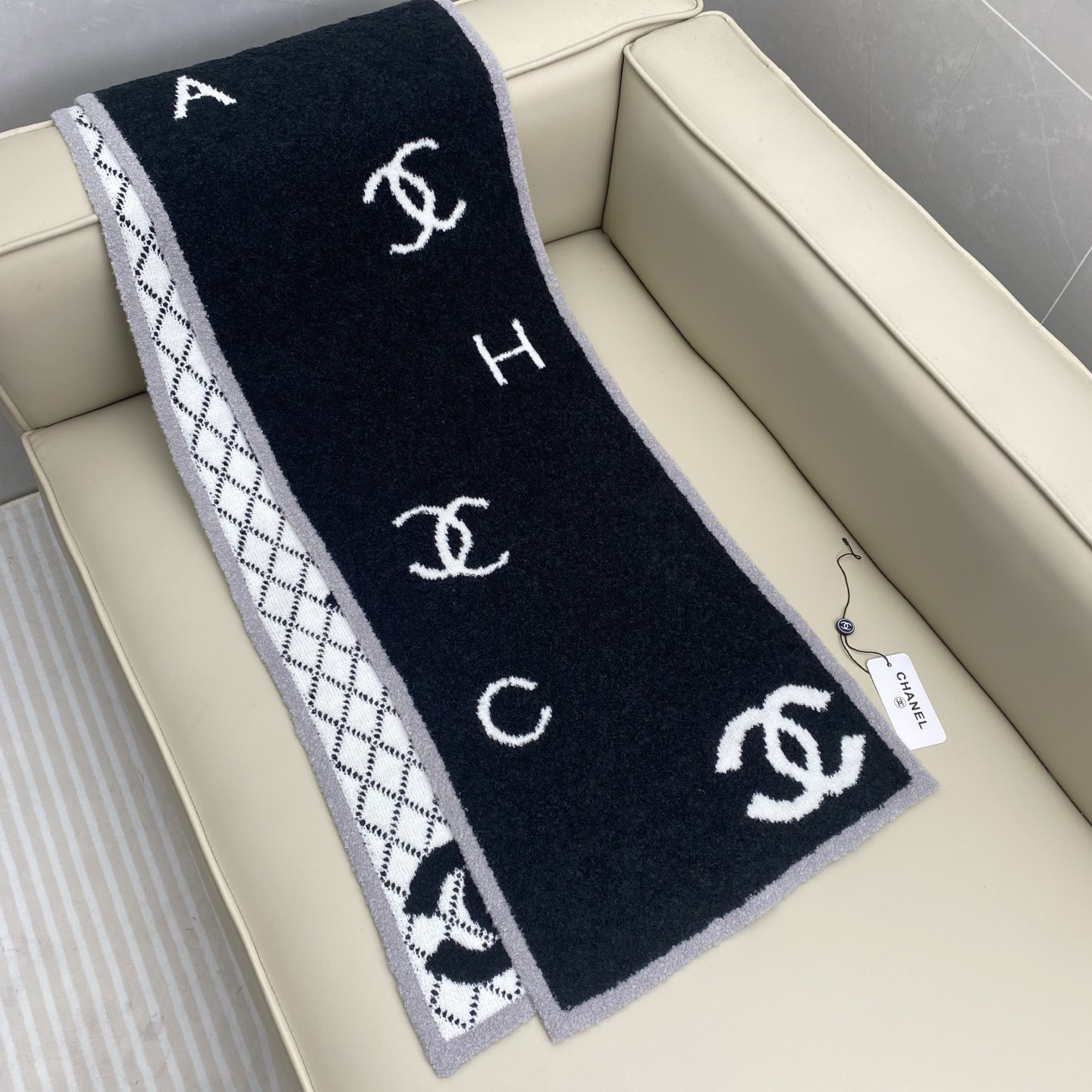 𝑪𝒉香香 CC标志围巾180*30cn.它精选优质羊绒羊毛与真丝混纺材质，既确保了极致柔软与亲肤触感，又