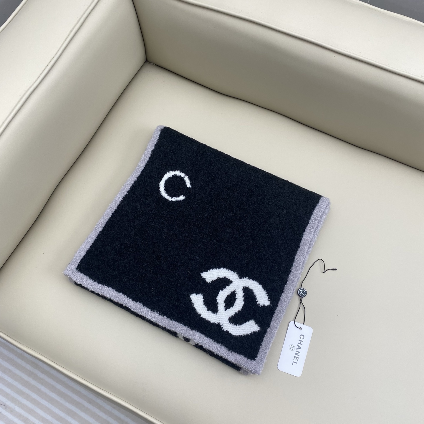 𝑪𝒉香香 CC标志围巾180*30cn.它精选优质羊绒羊毛与真丝混纺材质，既确保了极致柔软与亲肤触感，又