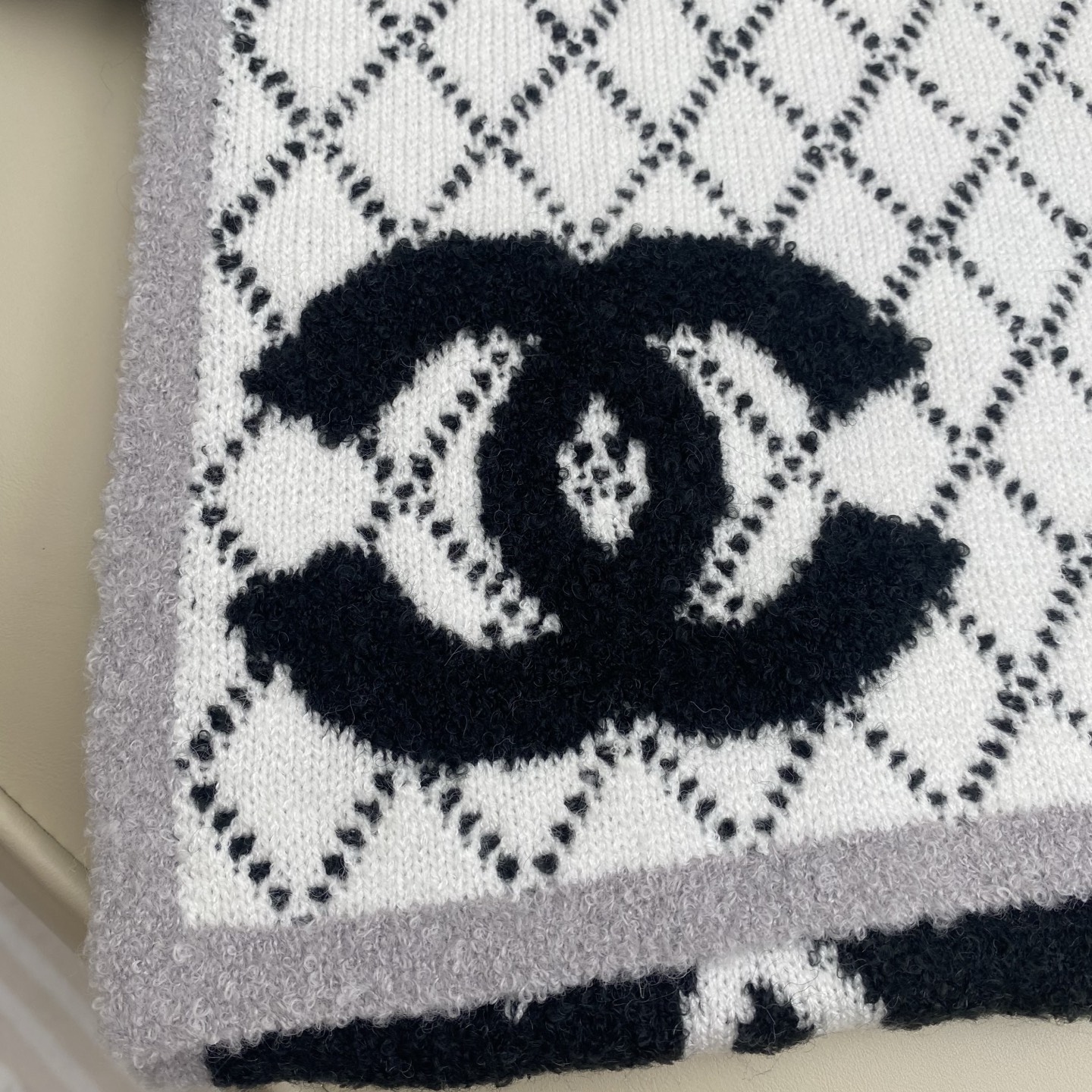 𝑪𝒉香香 CC标志围巾180*30cn.它精选优质羊绒羊毛与真丝混纺材质，既确保了极致柔软与亲肤触感，又