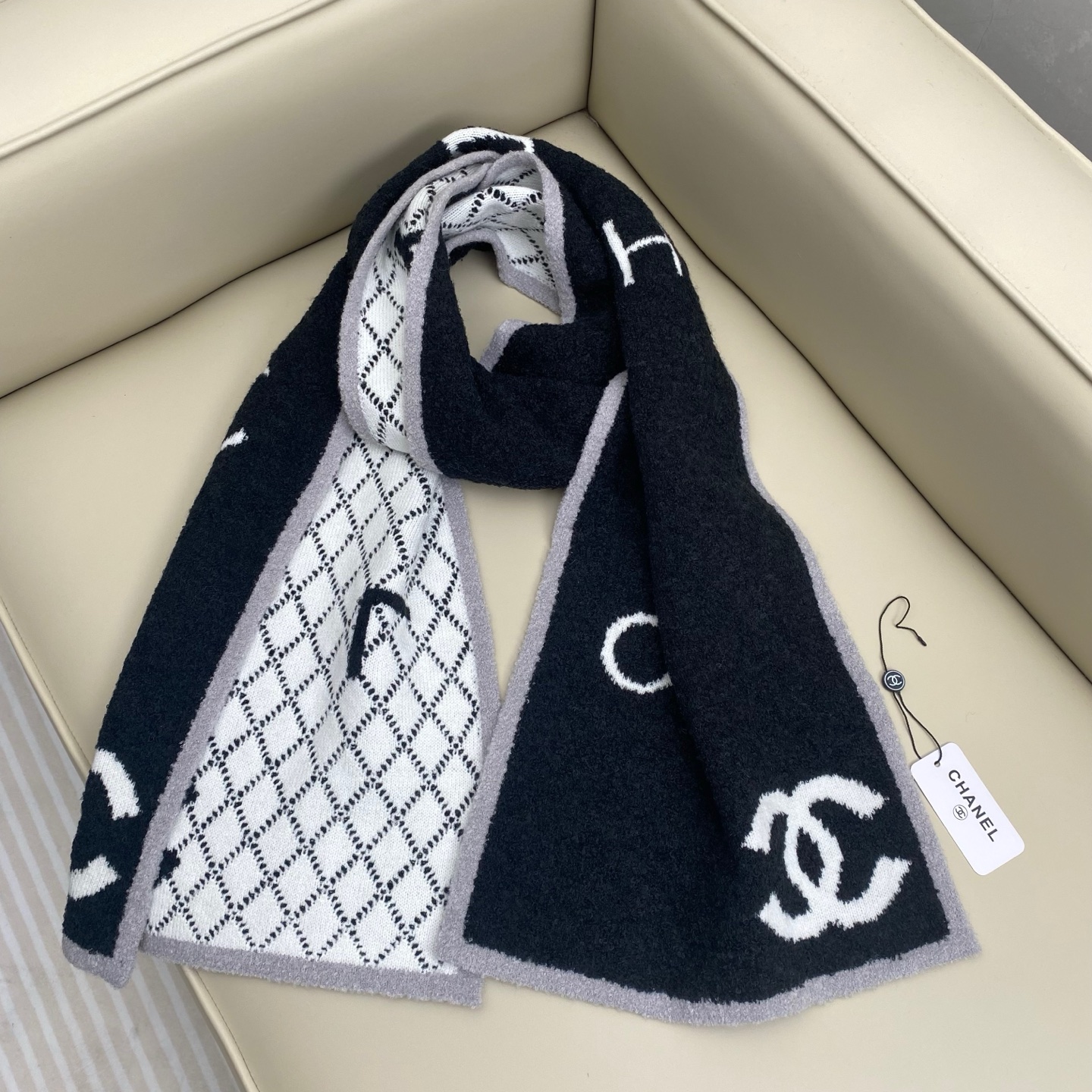 𝑪𝒉香香 CC标志围巾180*30cn.它精选优质羊绒羊毛与真丝混纺材质，既确保了极致柔软与亲肤触感，又