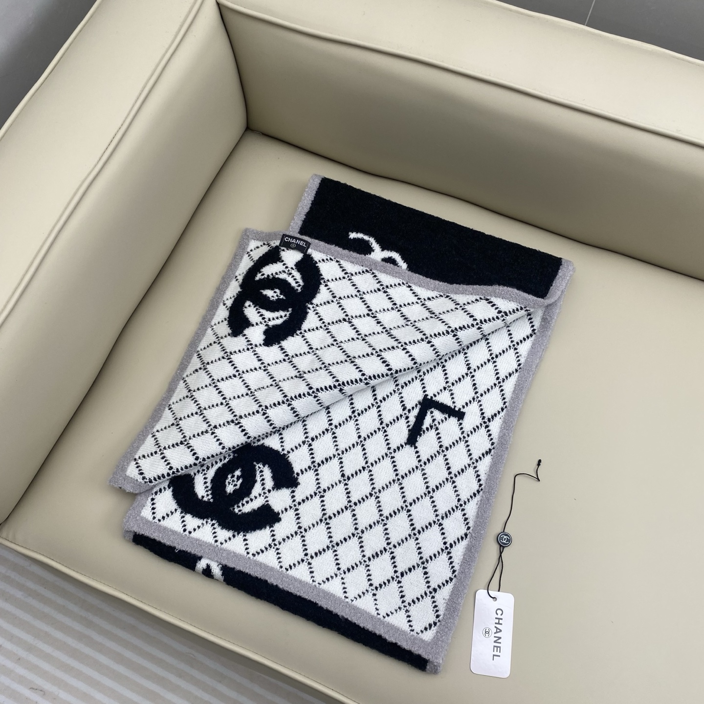 𝑪𝒉香香 CC标志围巾180*30cn.它精选优质羊绒羊毛与真丝混纺材质，既确保了极致柔软与亲肤触感，又