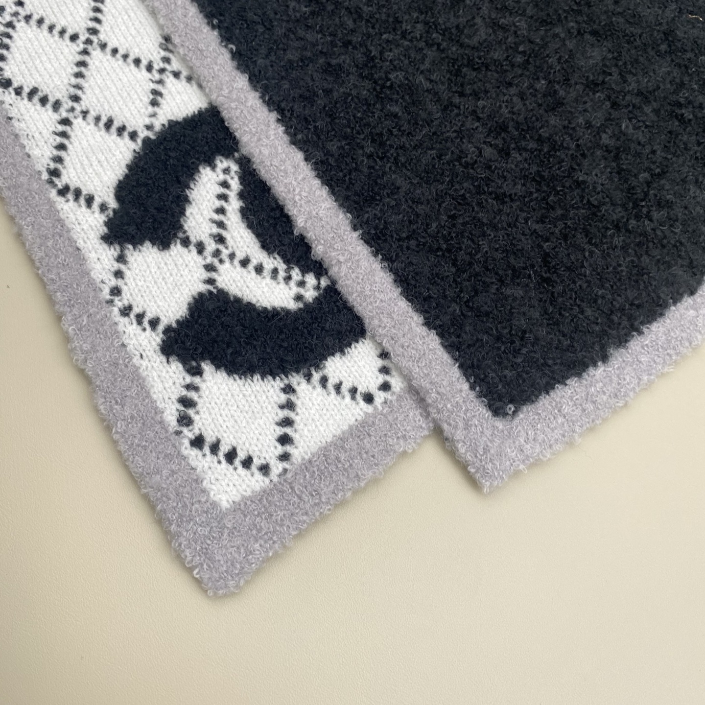 𝑪𝒉香香 CC标志围巾180*30cn.它精选优质羊绒羊毛与真丝混纺材质，既确保了极致柔软与亲肤触感，又