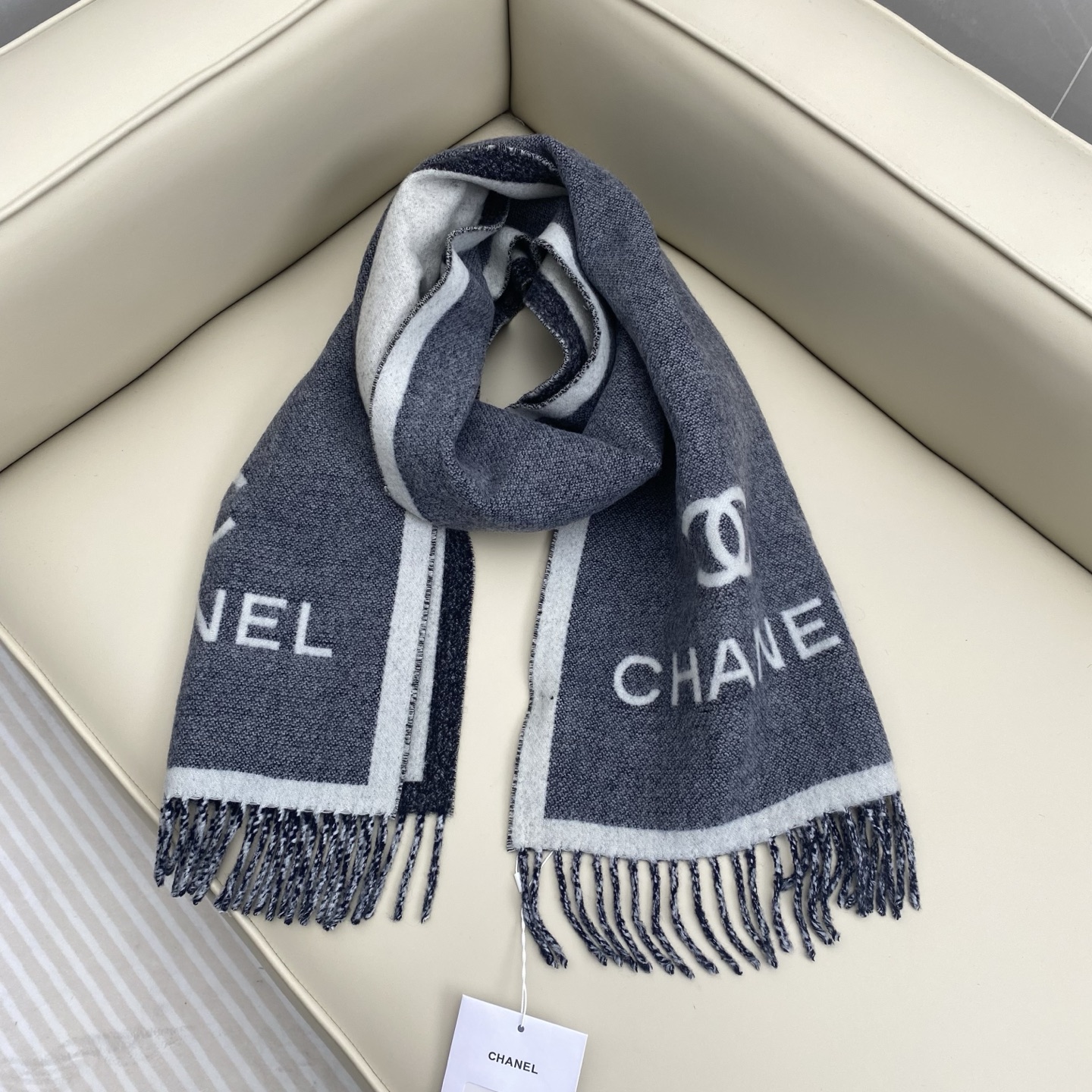 𝑪𝒉香香 25𝐀𝐁羊毛围巾195*35cm 100%棉羊毛手感软软的薄款围巾，简单的双色搭配设计，超级百