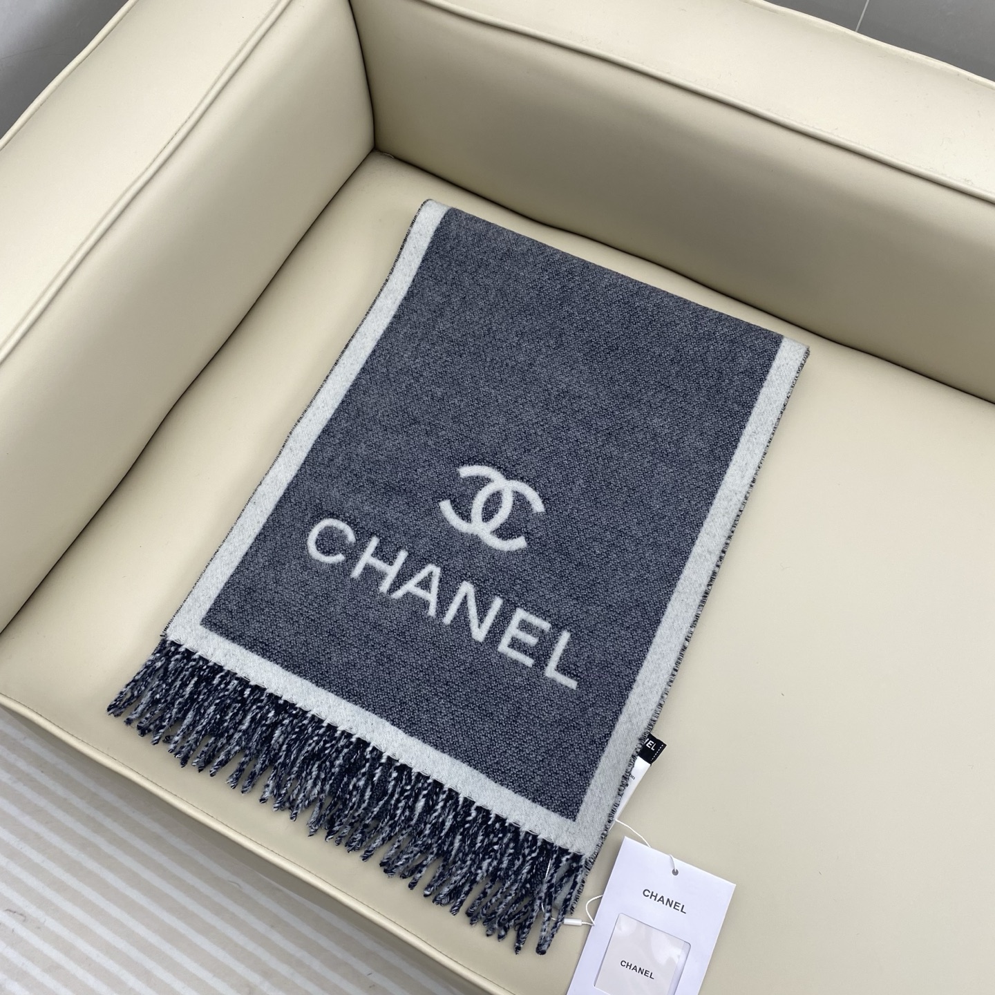 𝑪𝒉香香 25𝐀𝐁羊毛围巾195*35cm 100%棉羊毛手感软软的薄款围巾，简单的双色搭配设计，超级百