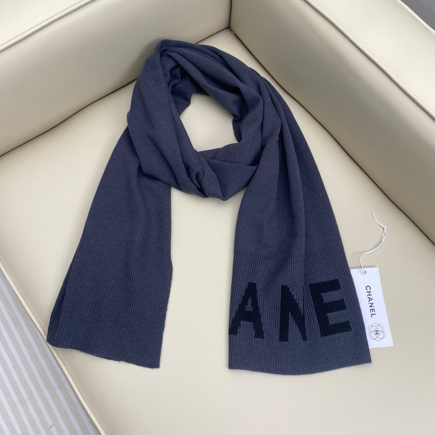 𝑪𝒉 双面纯色标志披肩围巾168*60cm.55%绵羊毛.45%山羊绒一抹纯色，足以定义优雅，香奈儿经典