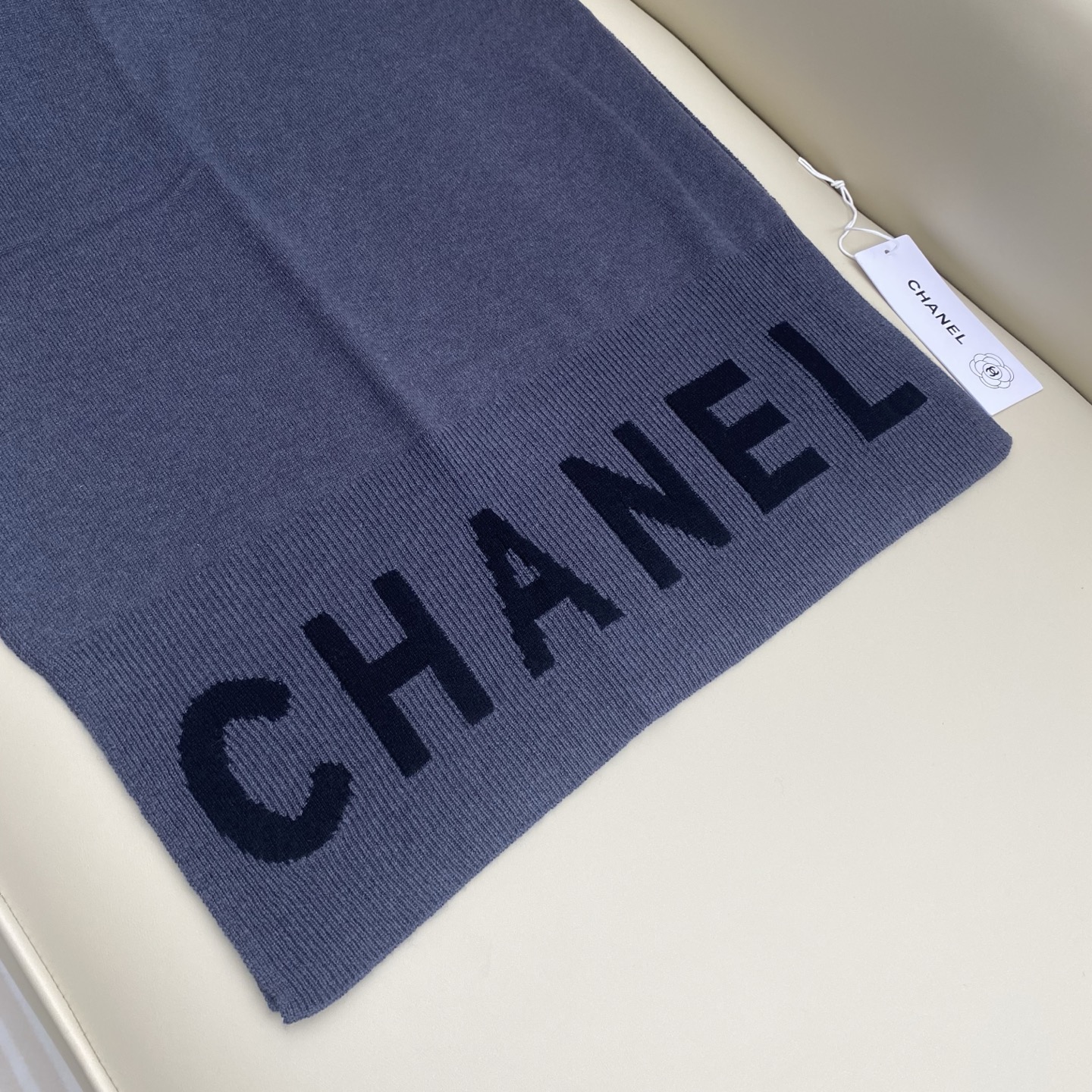 𝑪𝒉 双面纯色标志披肩围巾168*60cm.55%绵羊毛.45%山羊绒一抹纯色，足以定义优雅，香奈儿经典
