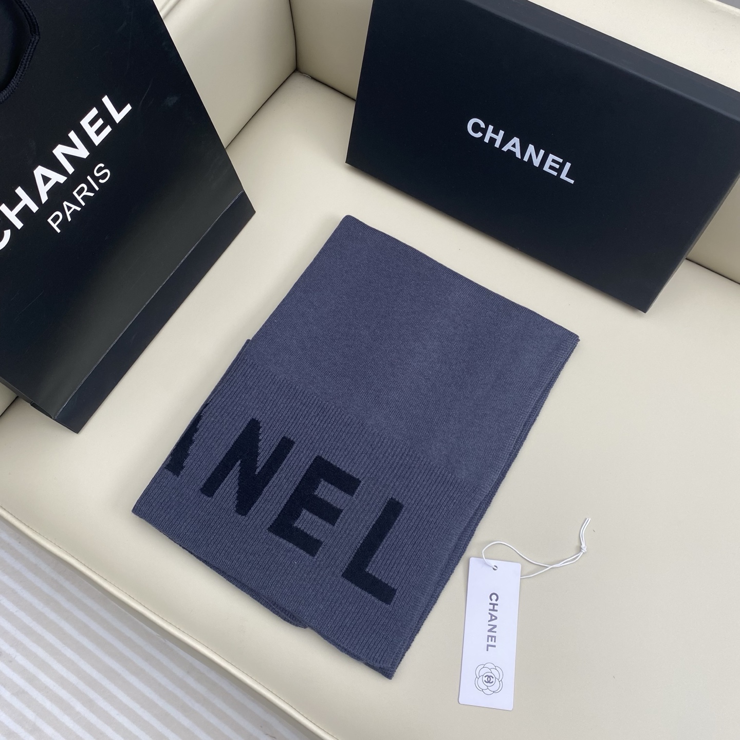 𝑪𝒉 双面纯色标志披肩围巾168*60cm.55%绵羊毛.45%山羊绒一抹纯色，足以定义优雅，香奈儿经典