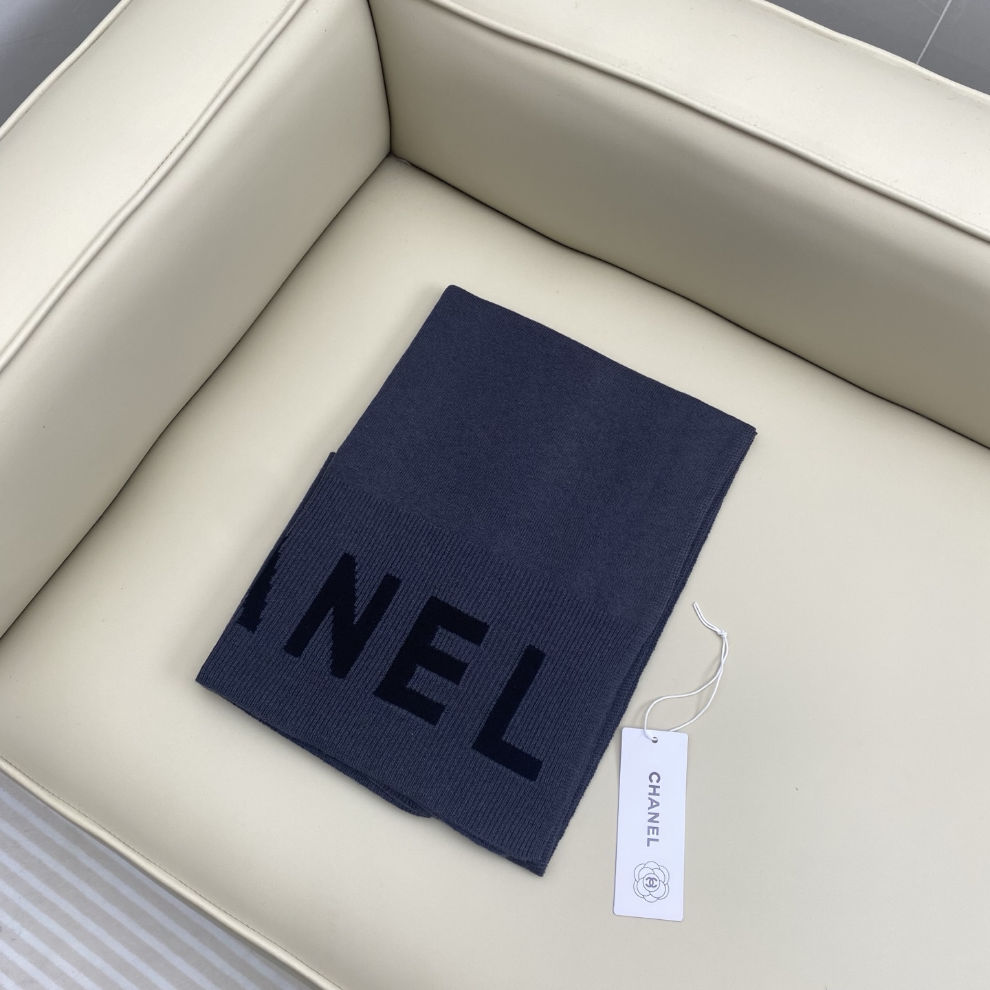 𝑪𝒉 双面纯色标志披肩围巾168*60cm.55%绵羊毛.45%山羊绒一抹纯色，足以定义优雅，香奈儿经典